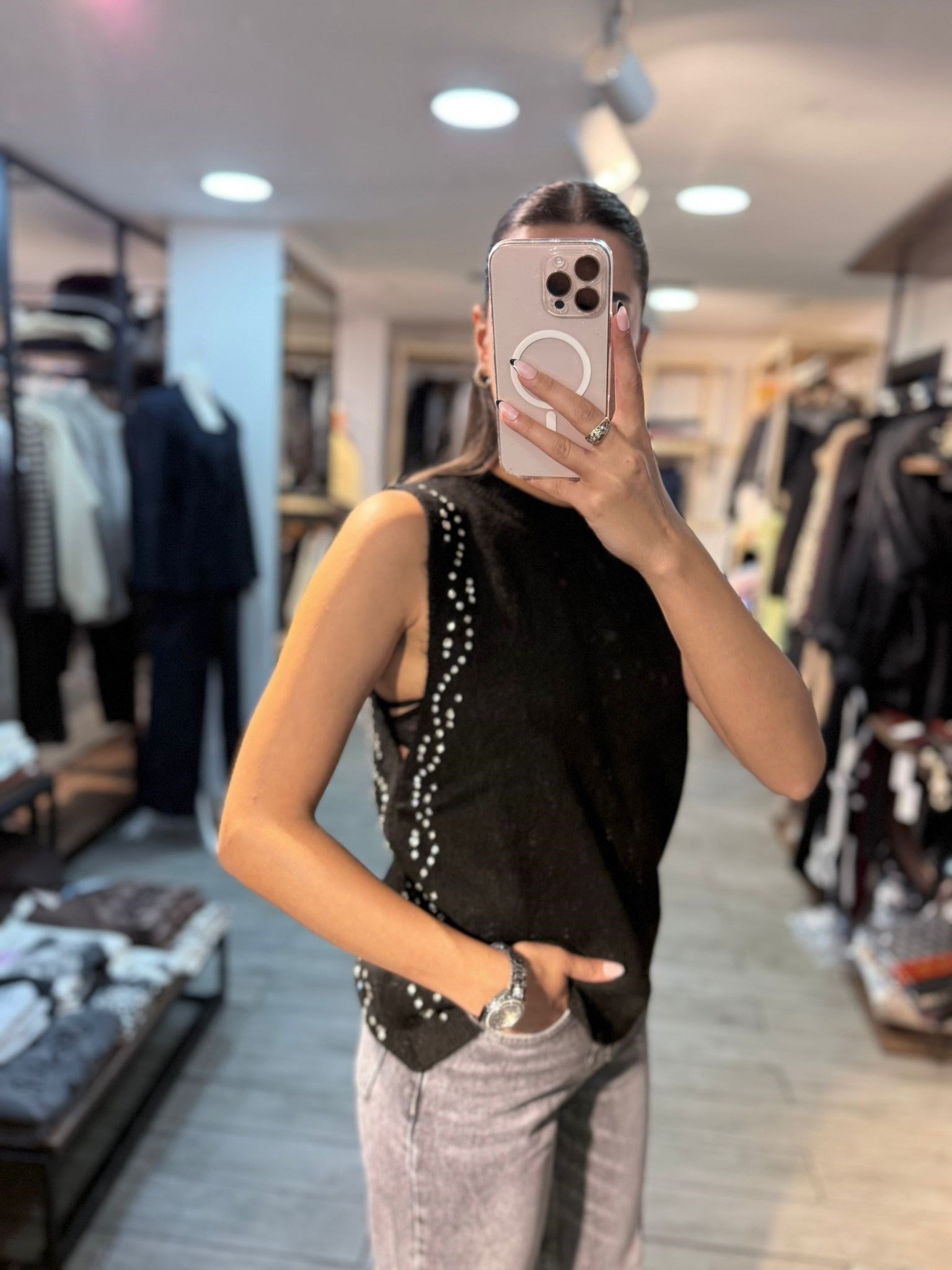 Siyah Taş Detaylı Kolsuz Triko Bluz – Yüksek Yaka