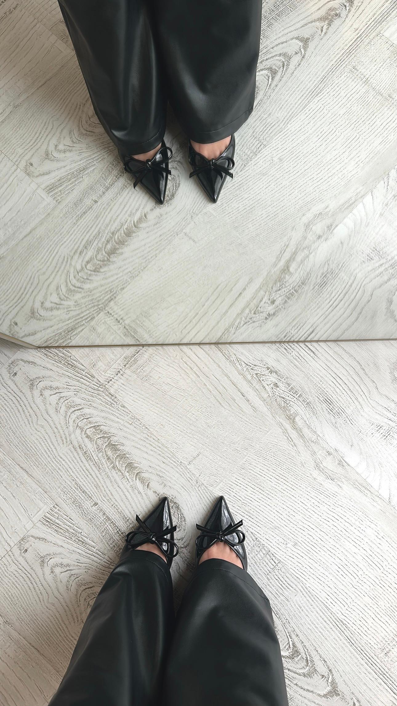 Siyah Rugan Fiyonk Detaylı Stiletto
