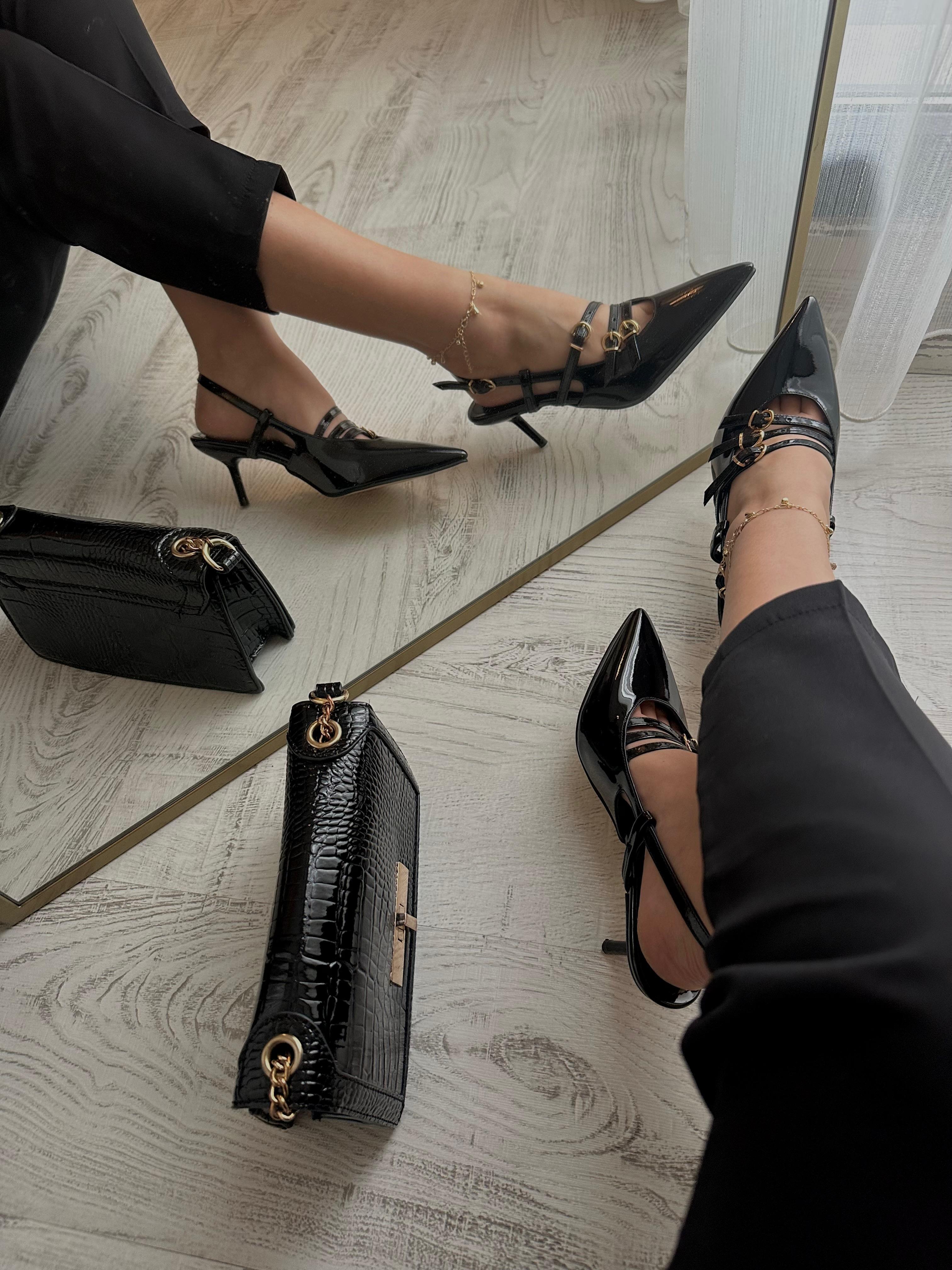 Siyah Rugan Tokalı Zarif Stiletto