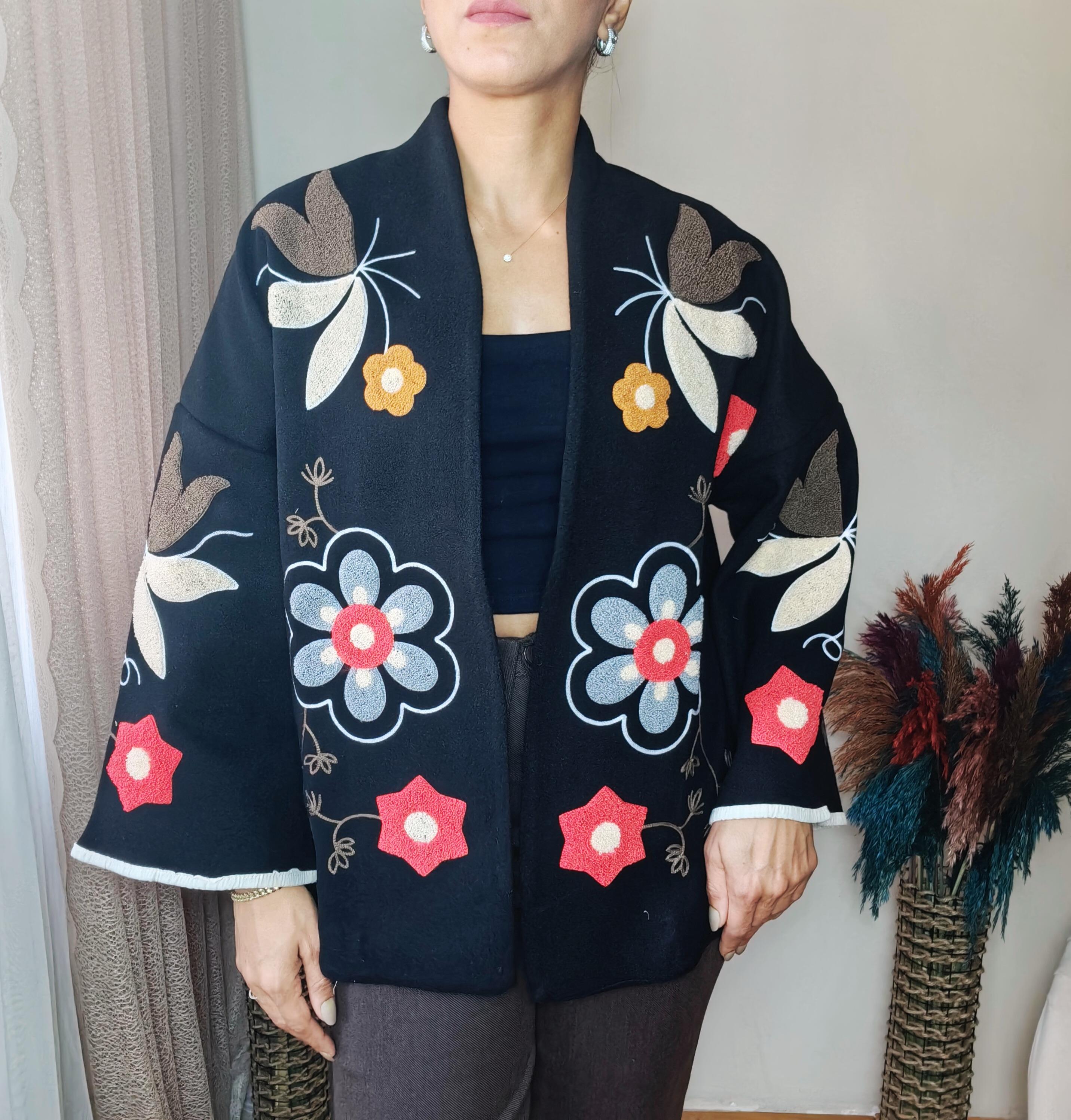 Mimoza İşlemeli Kaşe Ceket