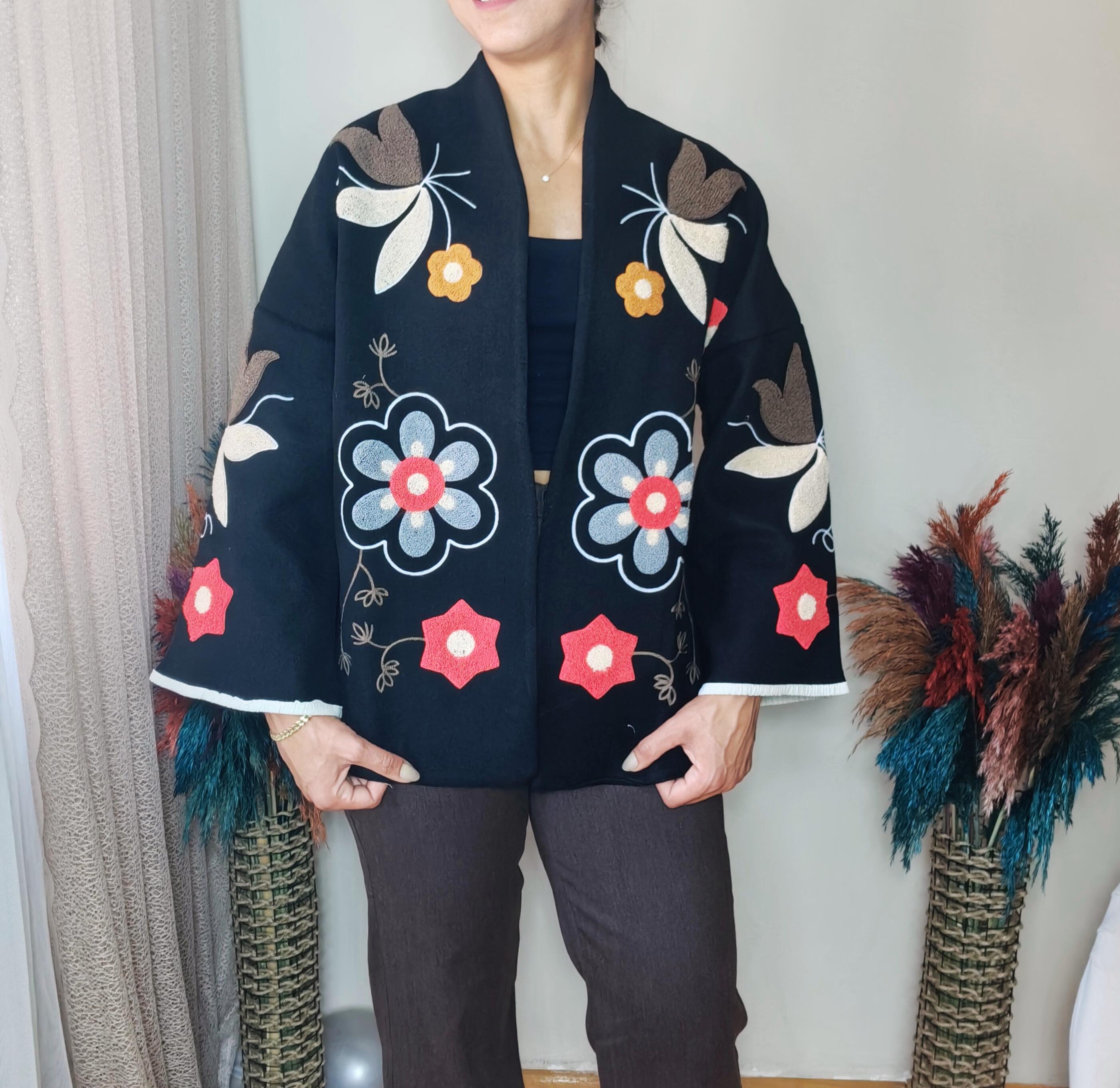 Mimoza İşlemeli Kaşe Ceket