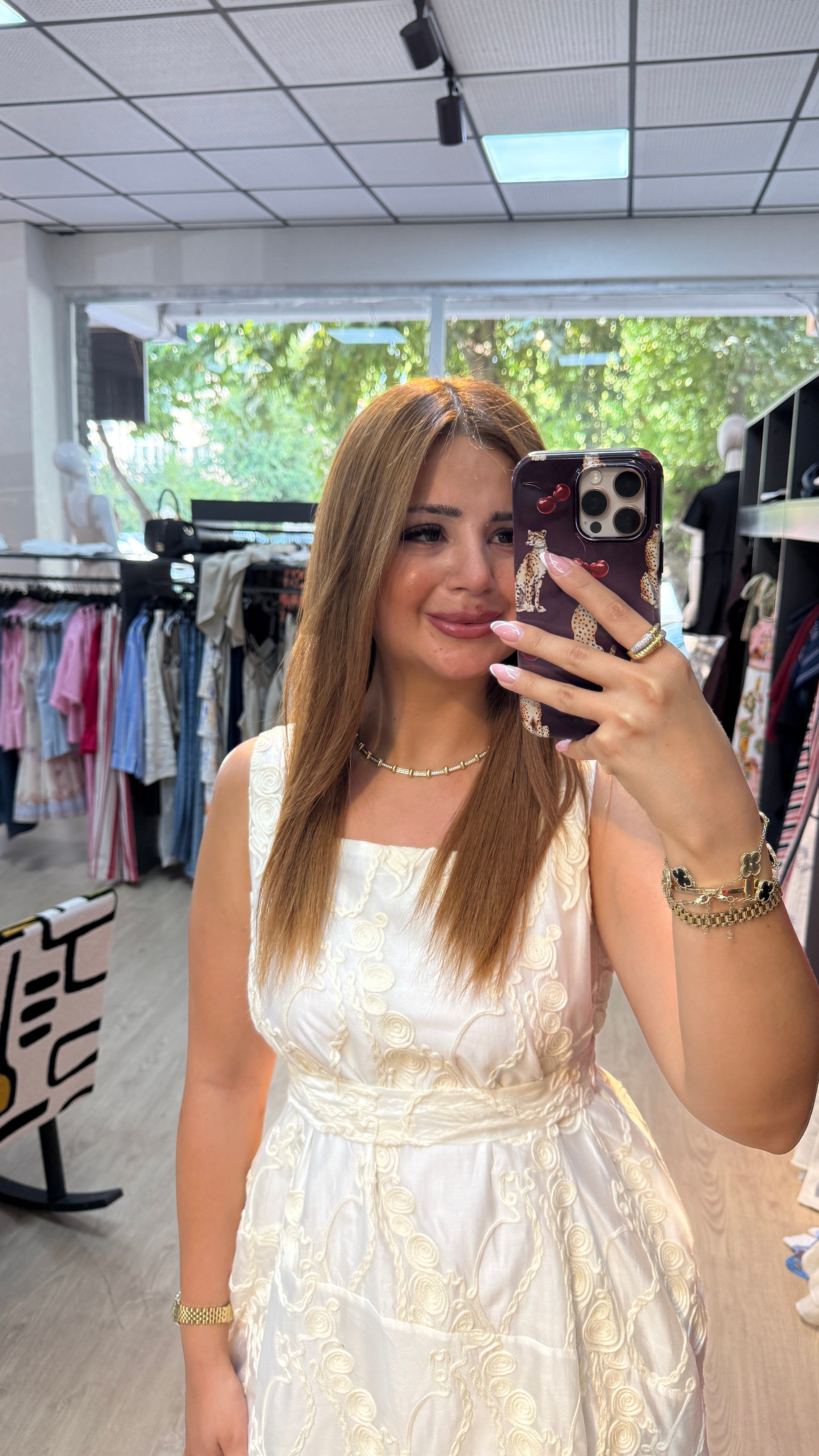 Beyaz Üzeri İşlemeli Kemerli Elbise
