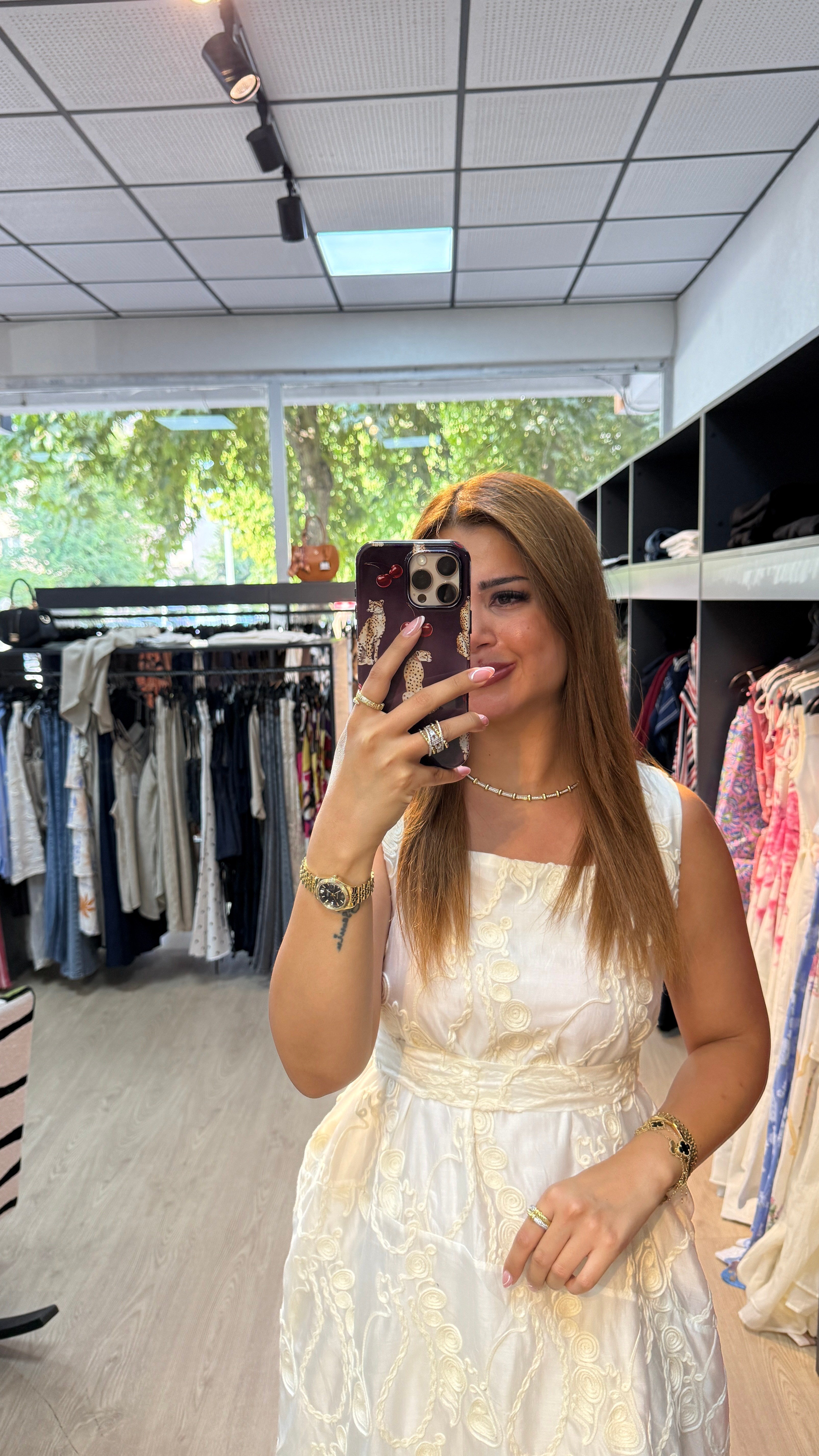 Beyaz Üzeri İşlemeli Kemerli Elbise