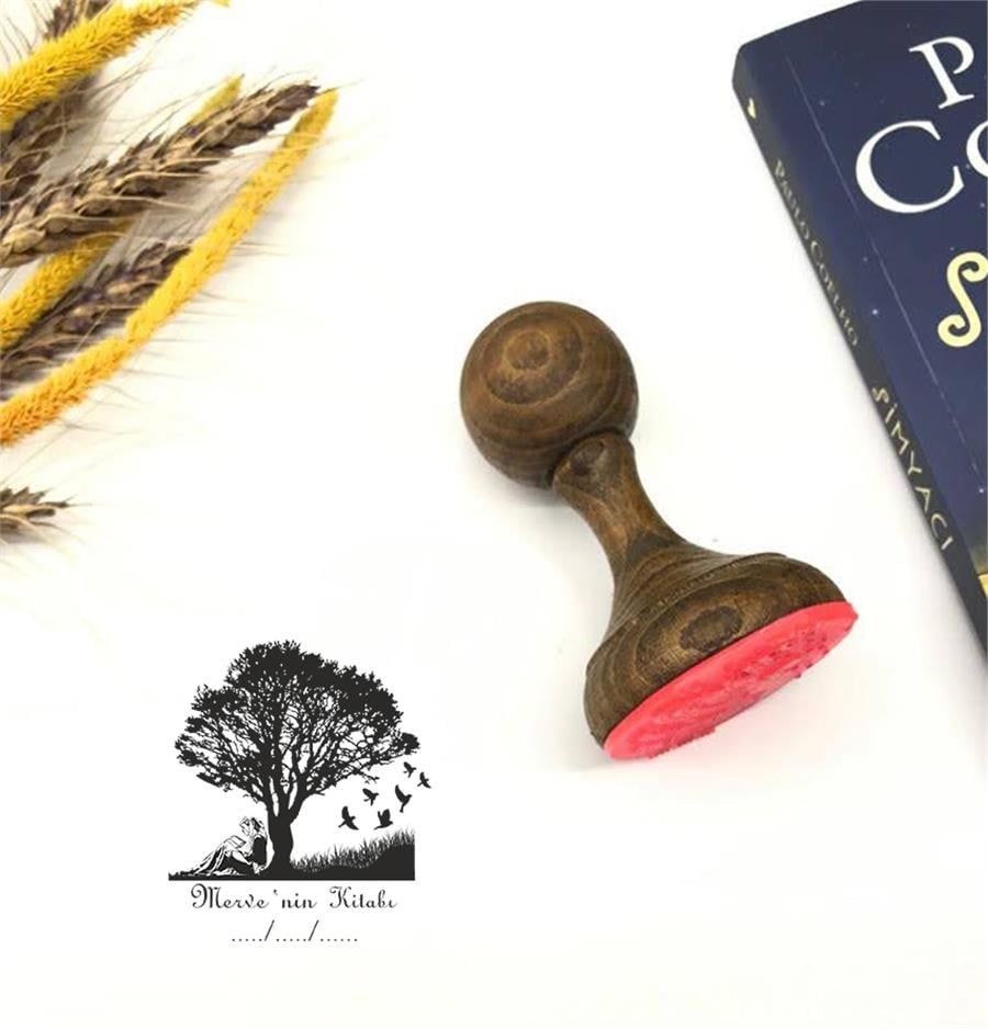 Agaç Altinda Kitap Okuyan Tesettürlü Kadin Kitap Mührü  ZE 173