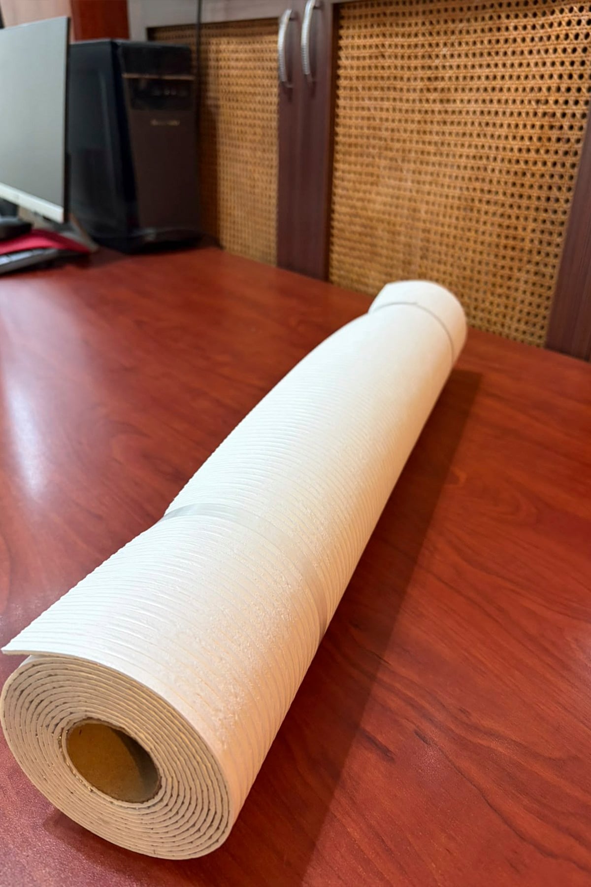 60x280 cm Kabartmalı Dokulu Beyaz Renk Tek Rulo Halinde Ek Yersiz Tek Parça XPE Isı Ses Yalıtım Kendinden Yapışkanlı Kendinden Desenli Dokulu Köpük Duvar Kağıdı-R-4001