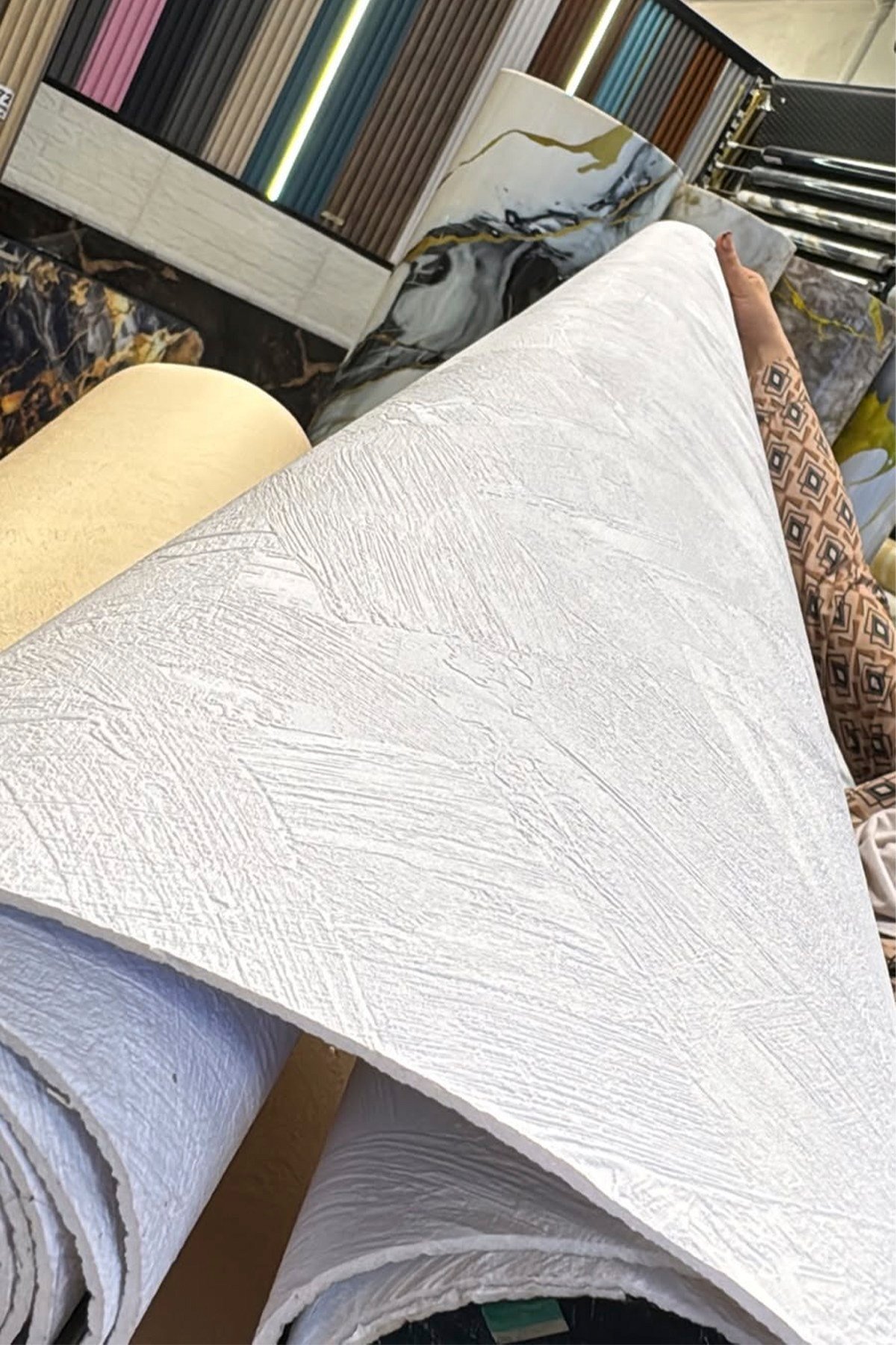 60x280 cm Kabartmalı Dokulu Beyaz Renk Tek Rulo Halinde Ek Yersiz Tek Parça XPE Isı Ses Yalıtım Kendinden Yapışkanlı Kendinden Desenli Dokulu Köpük Duvar Kağıdı-R-5001
