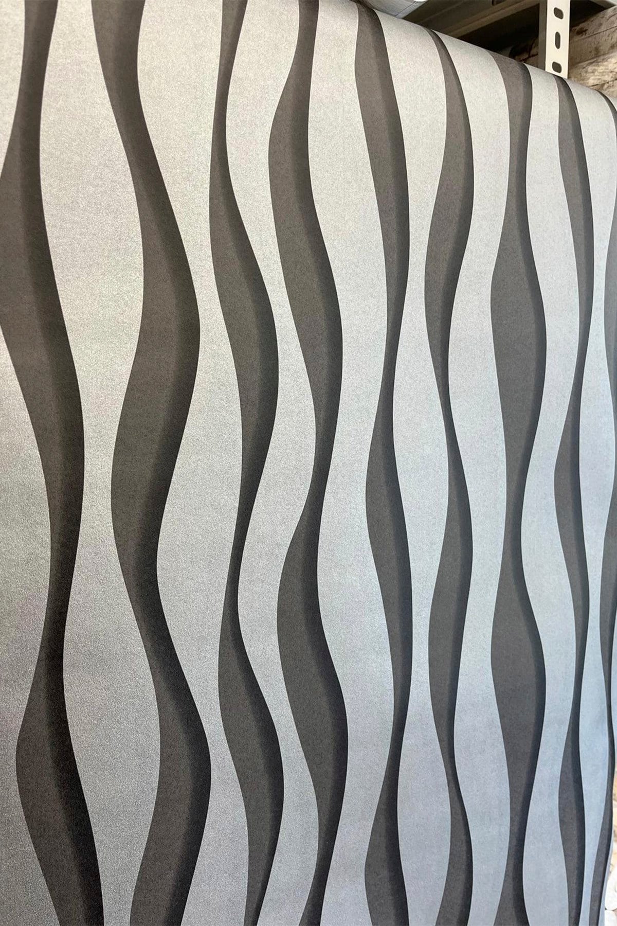 Zümrüt New Age 7081 Siyah Gri Kalın Çizgili Dalgalı Desenli Duvar Kağıdı 5 M²