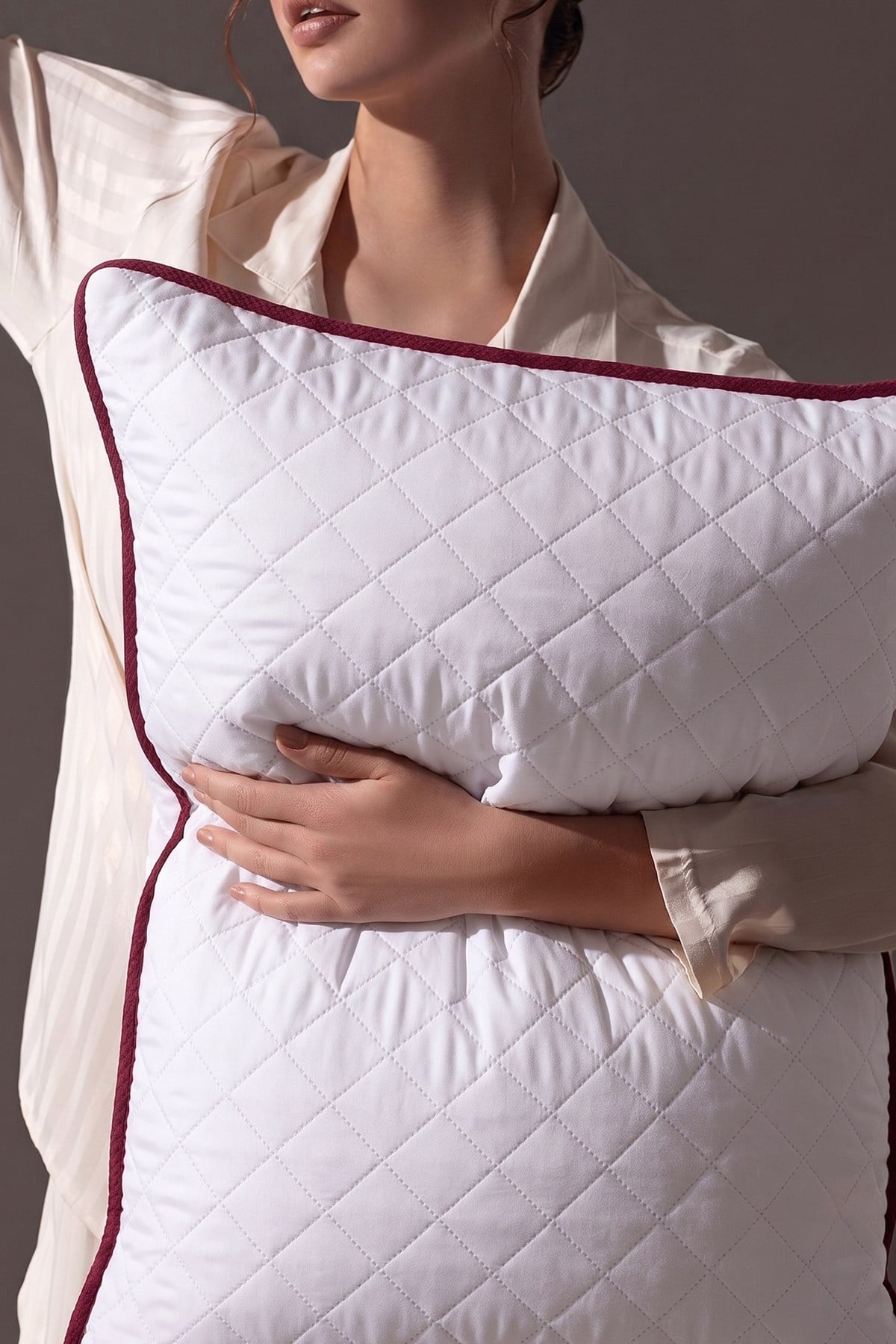 Klimalı Yastık 50x70 cm – Terletmeyen, Hava Alan Mikrofiber Uyku Yastığı Bordo
