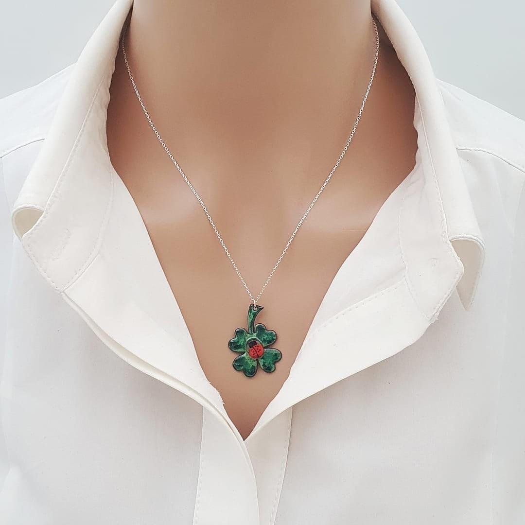 Yonca Kolye Uğur Böcekli Gümüş Zincirli