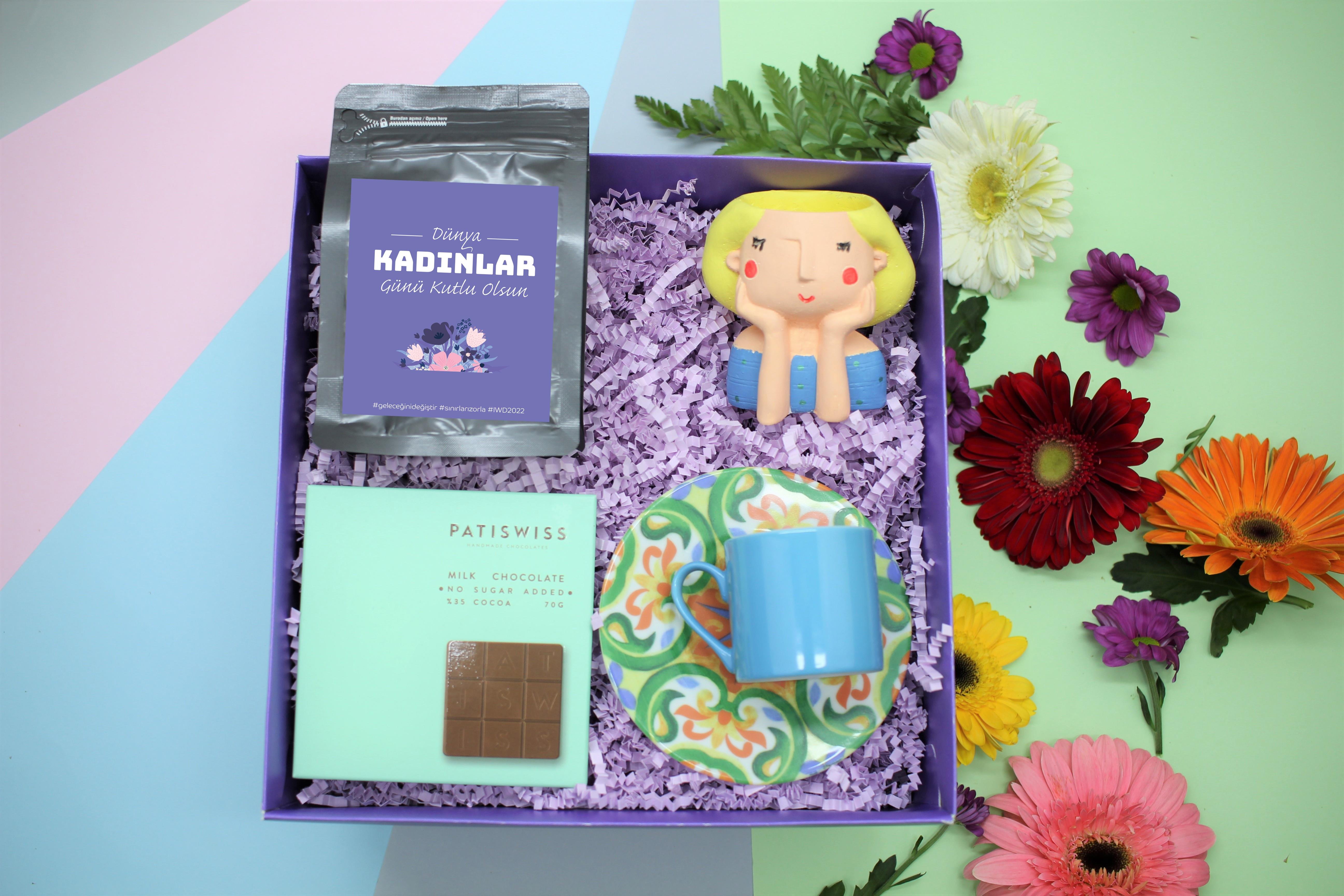 kadinlar-gunu-hediye-kizlar-kahve-keyf-5b-910.jpg