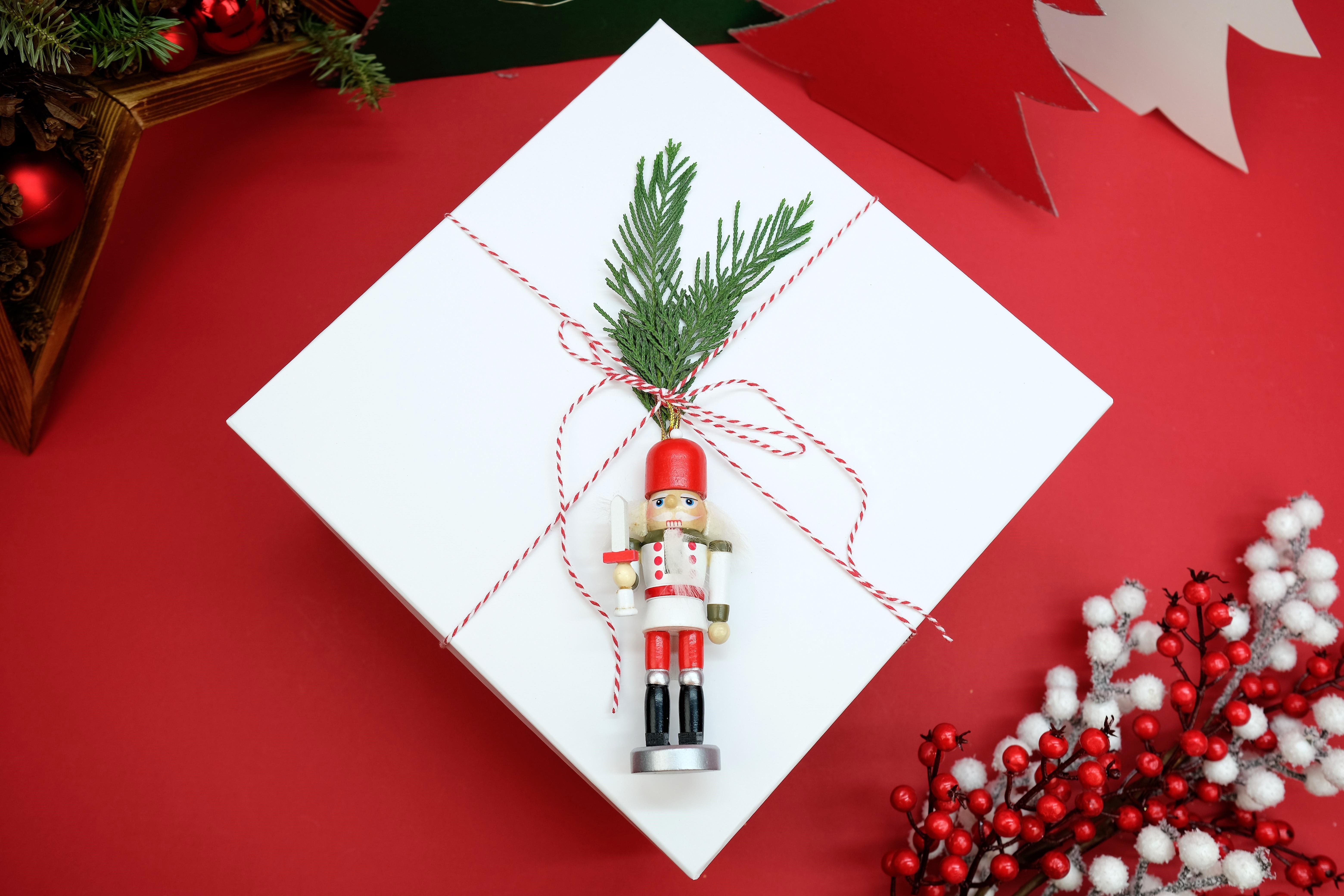 nutcracker-beyaz-bos-yilbasi-hediye-ku-8fbf1e.jpg