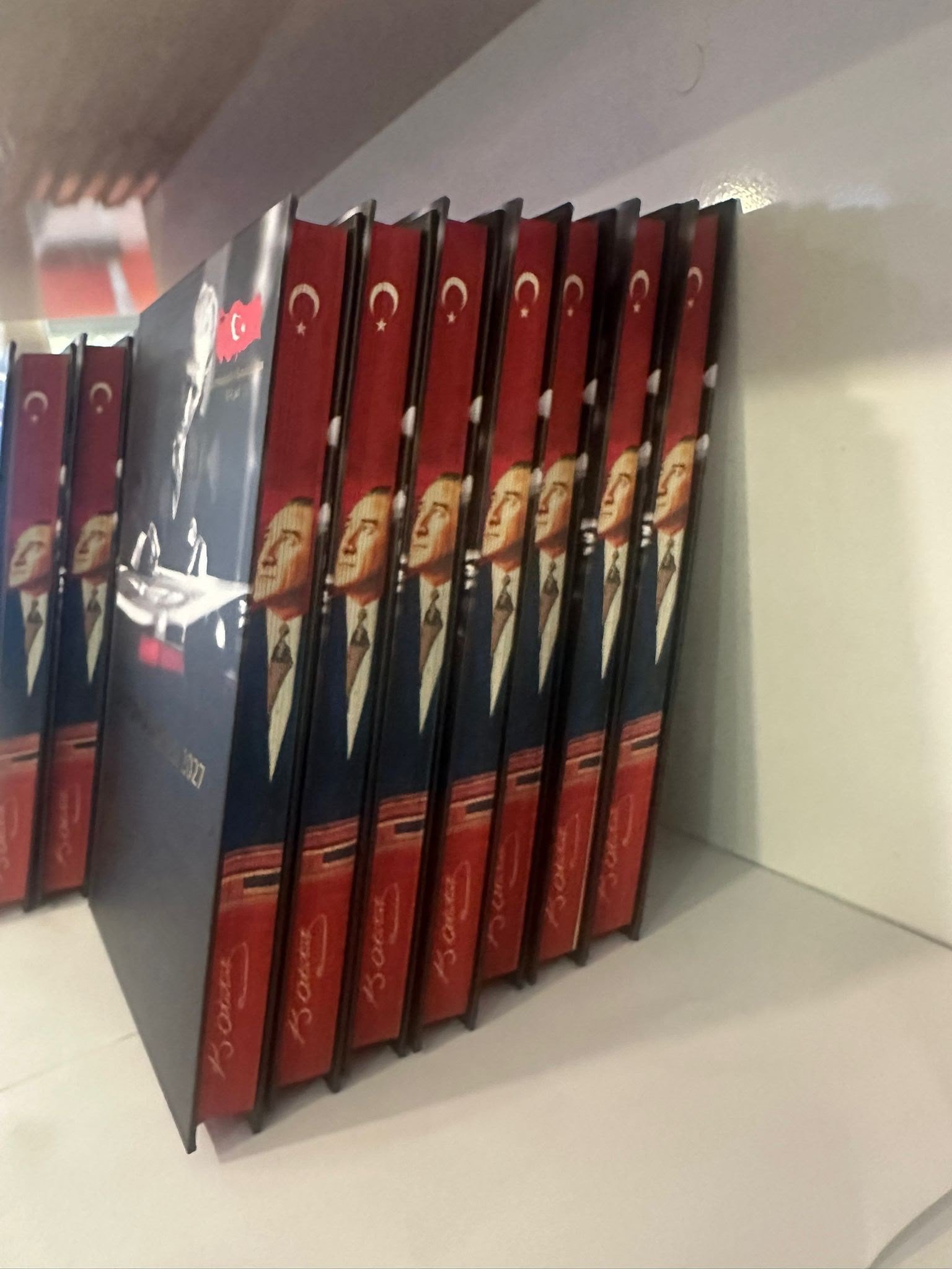 Özel Kutulu 2027 Atatürk Ajandası ve Atatürk İmza baskılı Kalem Seti