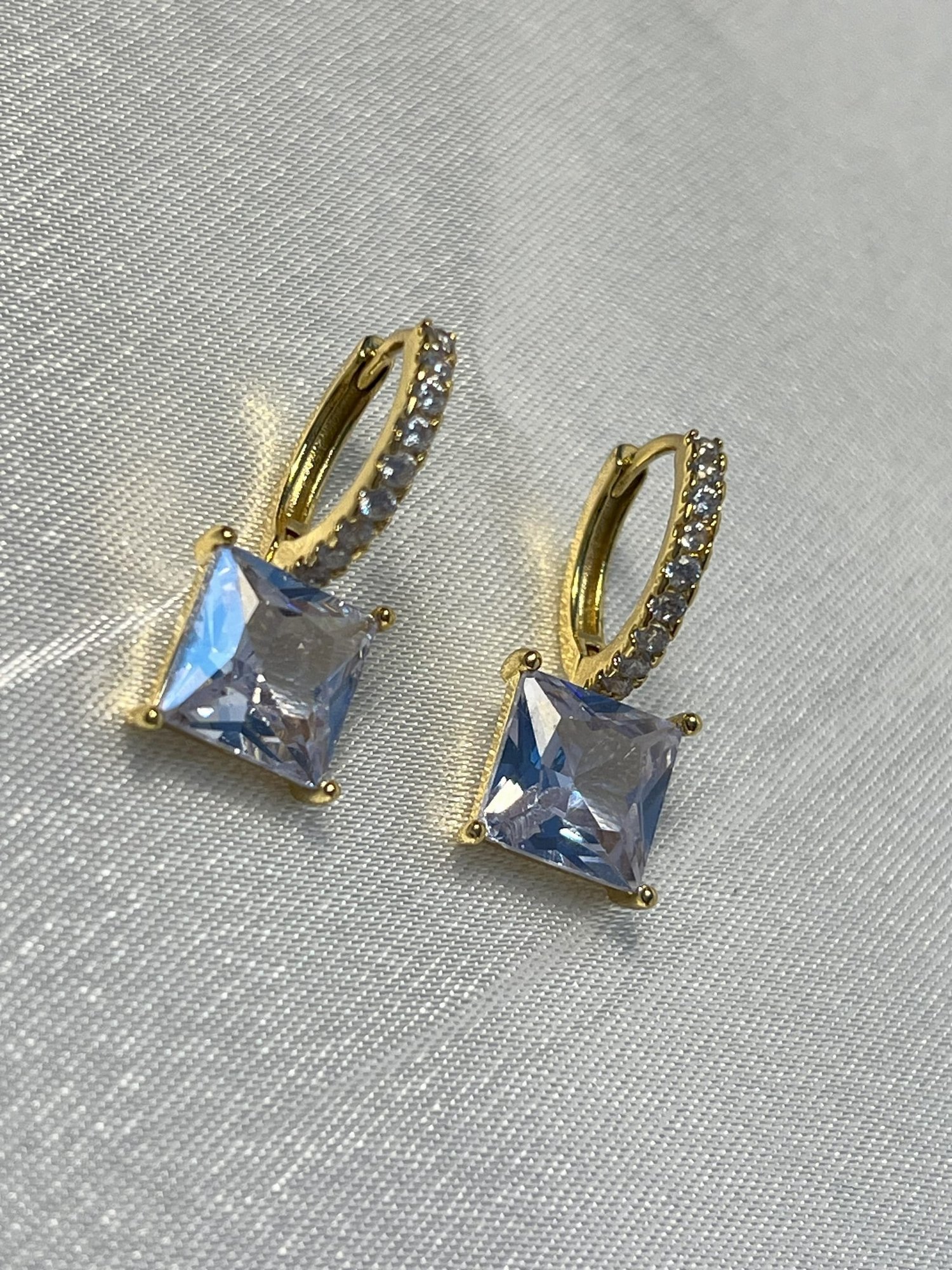 BAGET TAŞLI KÜPE - GOLD