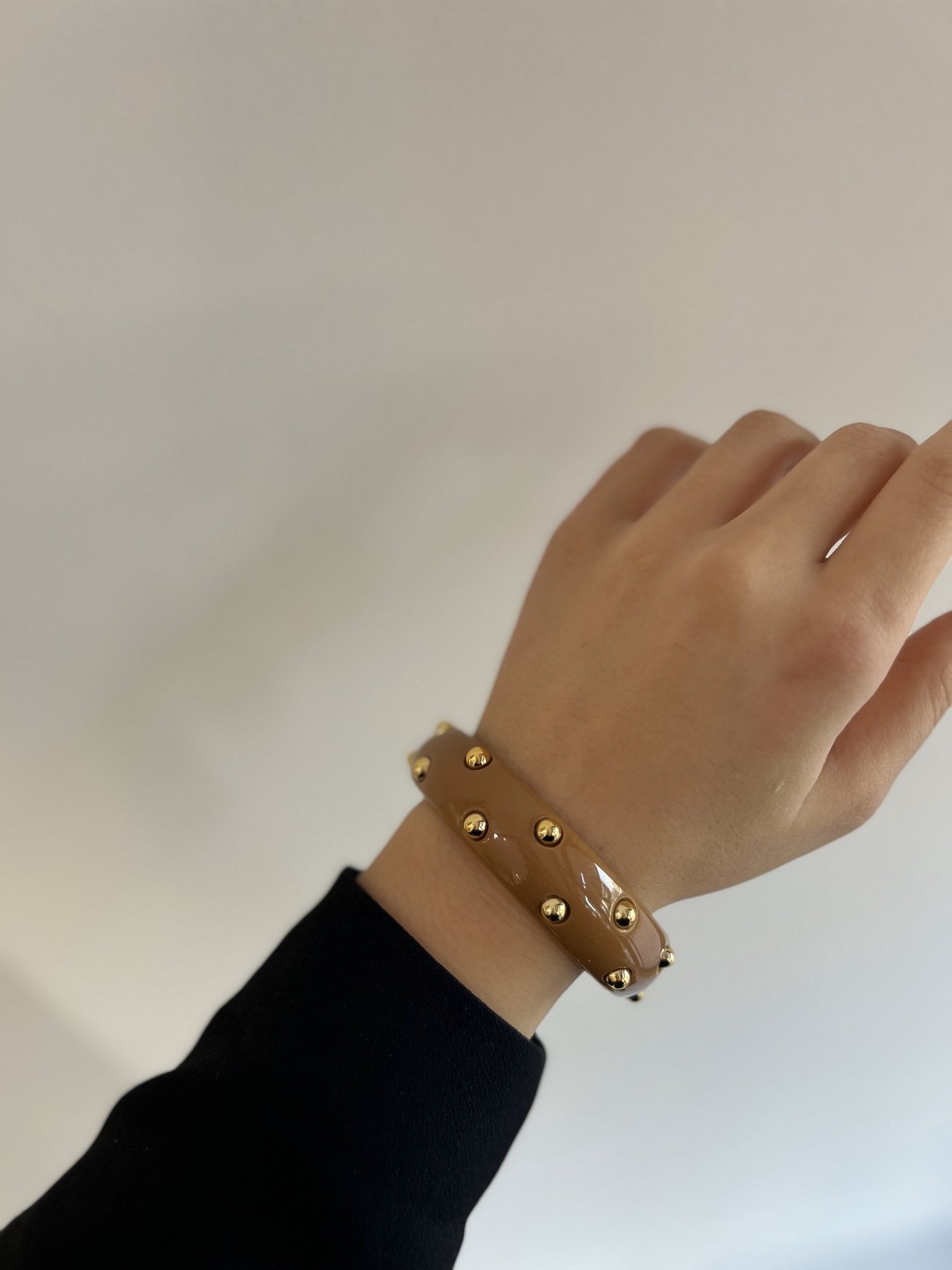 TAŞLI AKRİLİK BİLEKLİK - KAHVERENGİ