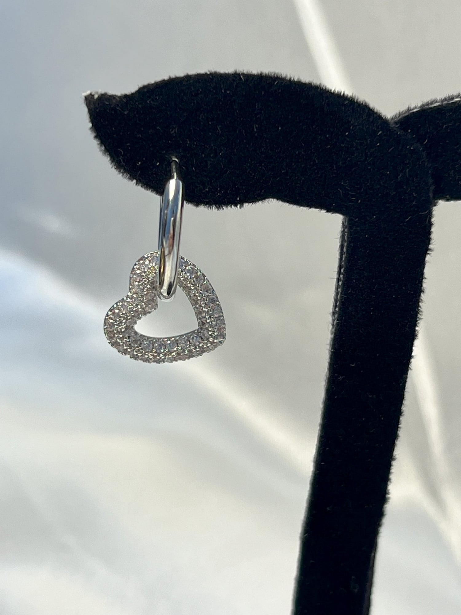 TAŞLI SALLANTILI KALP KÜPE - SILVER