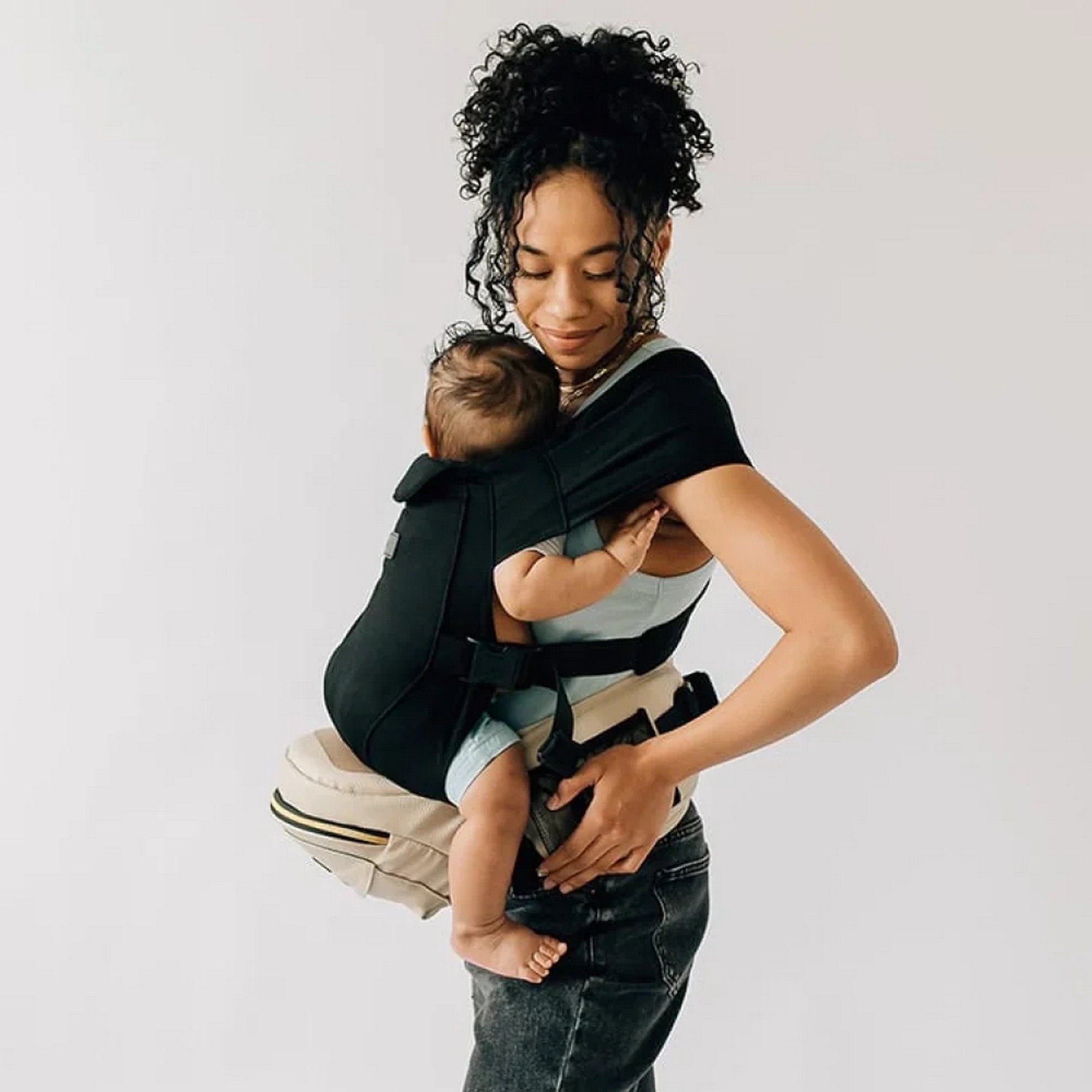 TushBaby - Snug Kanguru Eller Serbest Kullanım Aparatı Siyah