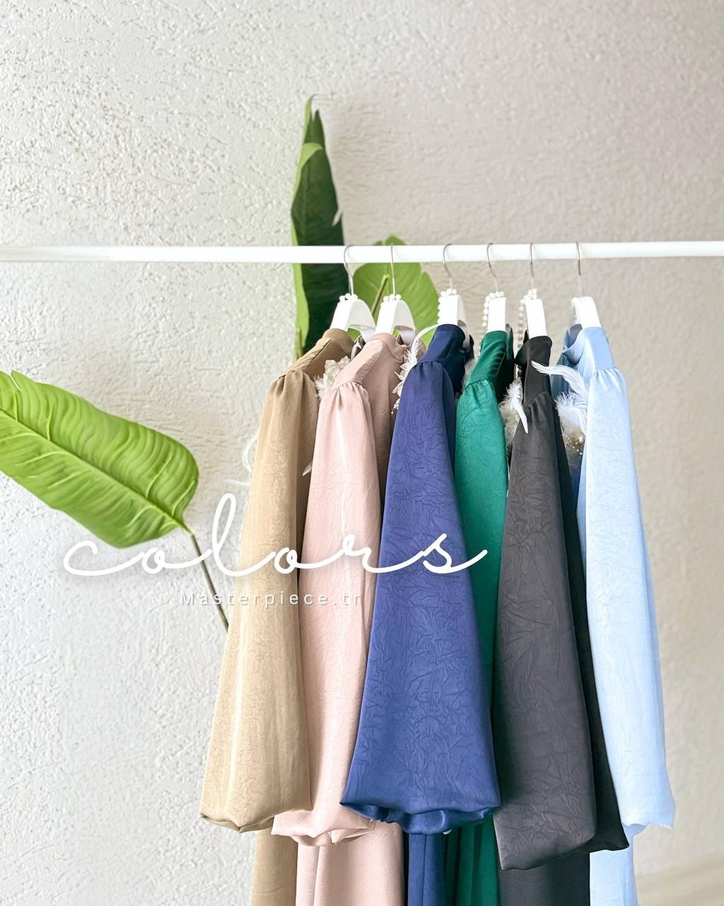 Broş Detaylı Saten Elbise