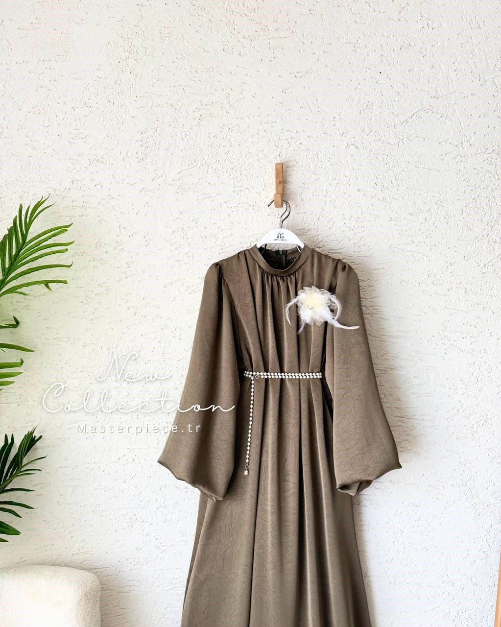 Broş Detaylı Saten Elbise