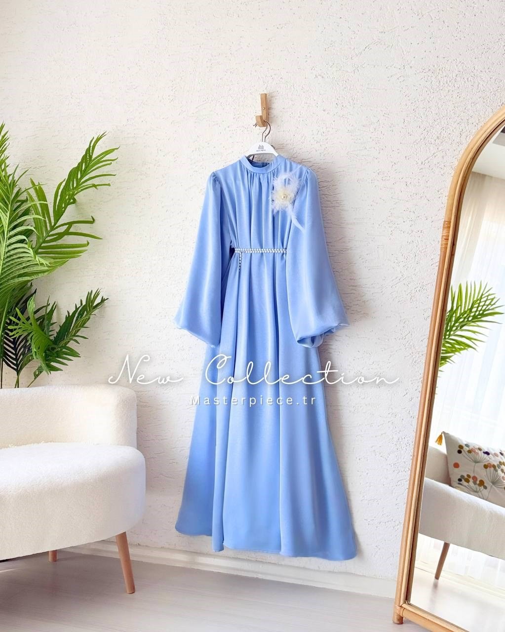 Broş Detaylı Saten Elbise