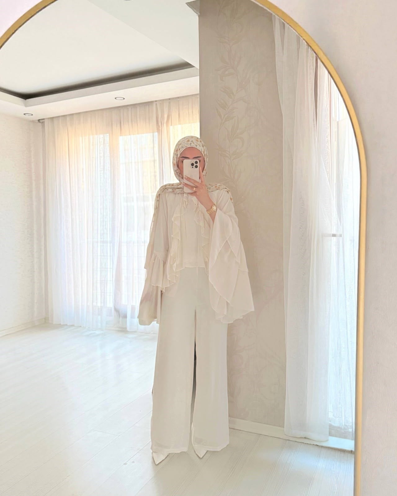 Lina Volan ve Fırfır Detaylı Tasarım Pantolonlu İkili Takım Ekru