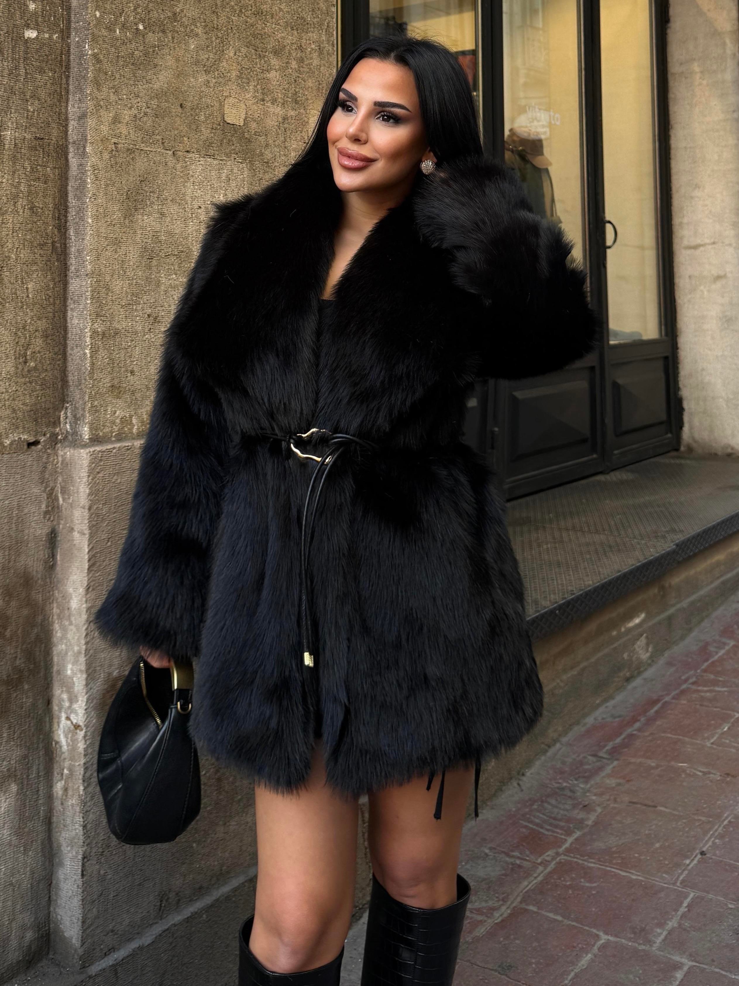 Larissa Kürk Siyah