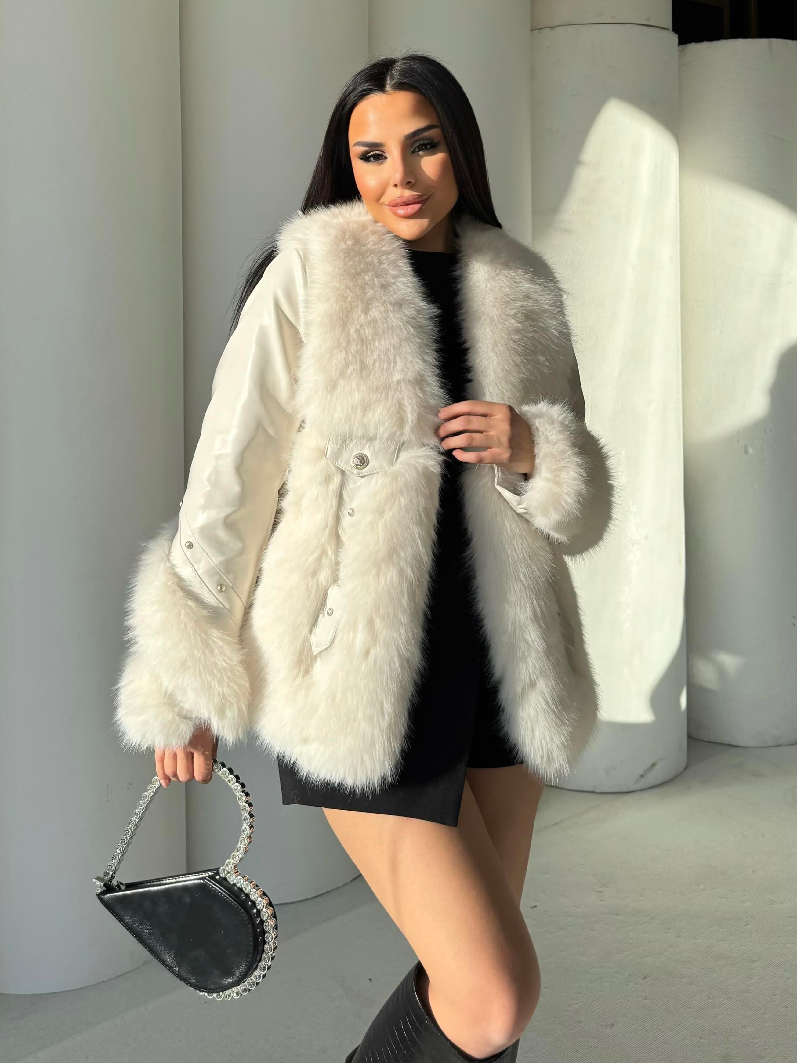 Puff Deri Detaylı Sılver Düğmeli İthal Kürk Beyaz