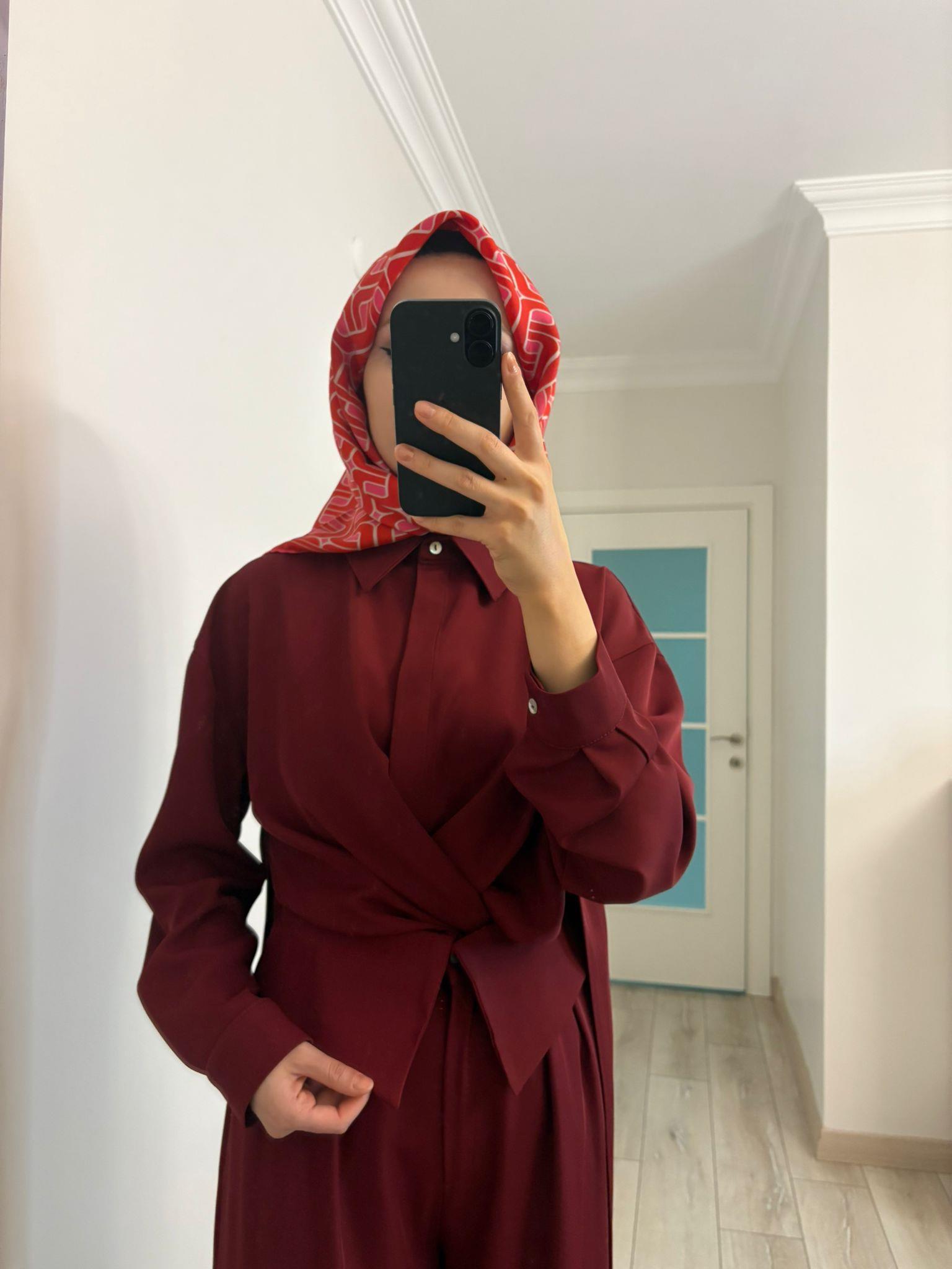 Yırtmaçlı Gömlekli Takım