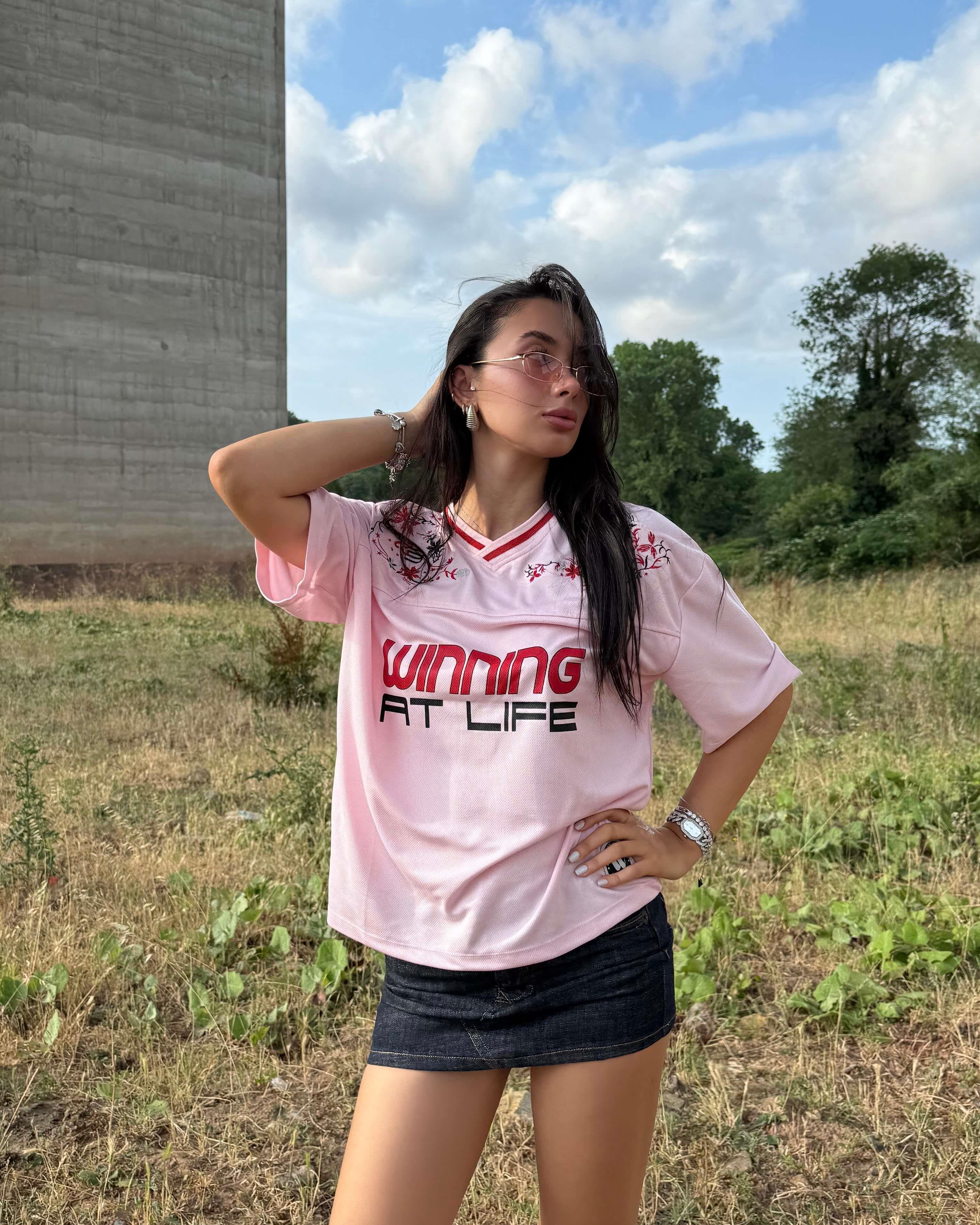 AZKA PINK NAKIŞ DETAY V YAKA T-SHIRT
