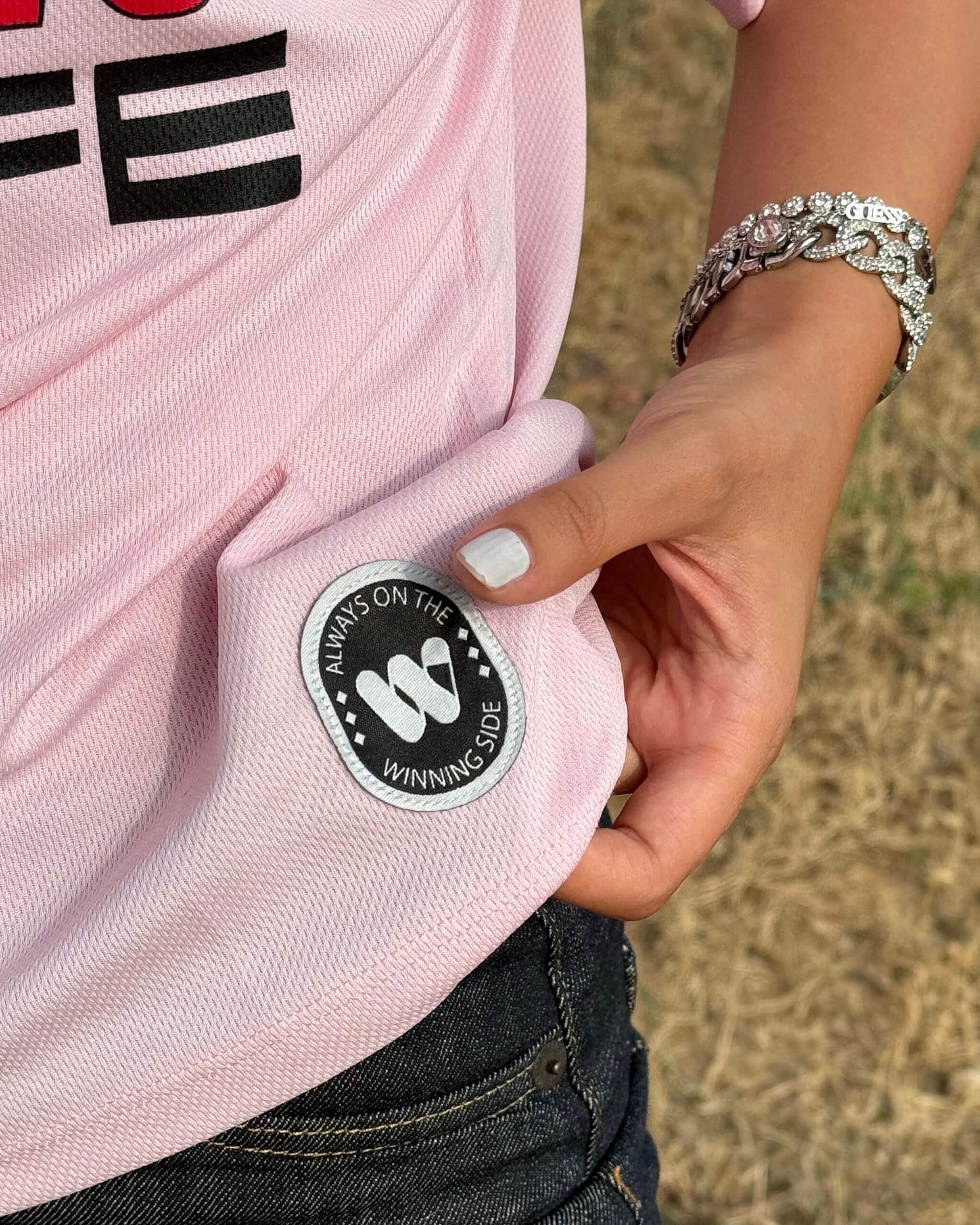 AZKA PINK NAKIŞ DETAY V YAKA T-SHIRT