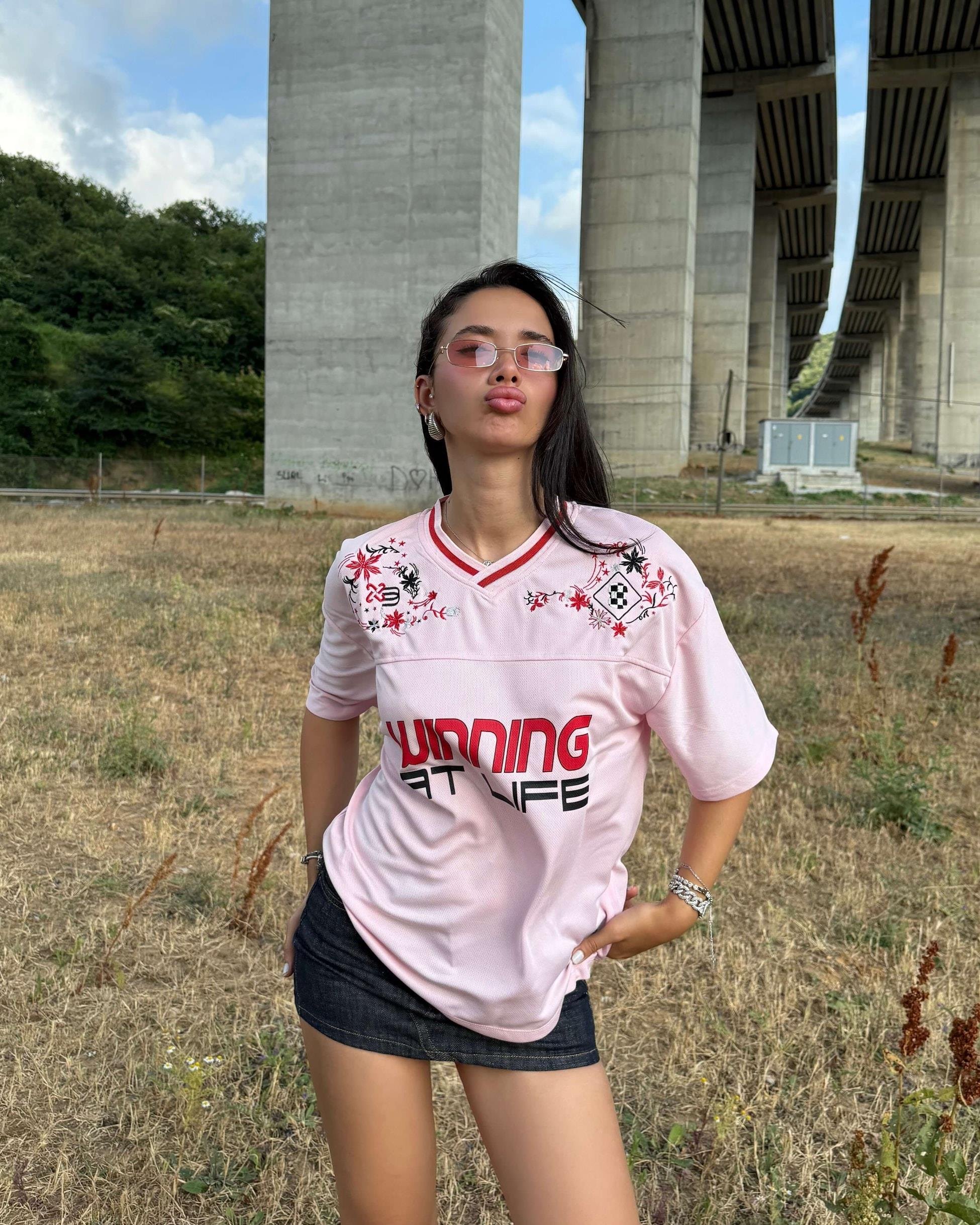 AZKA PINK NAKIŞ DETAY V YAKA T-SHIRT