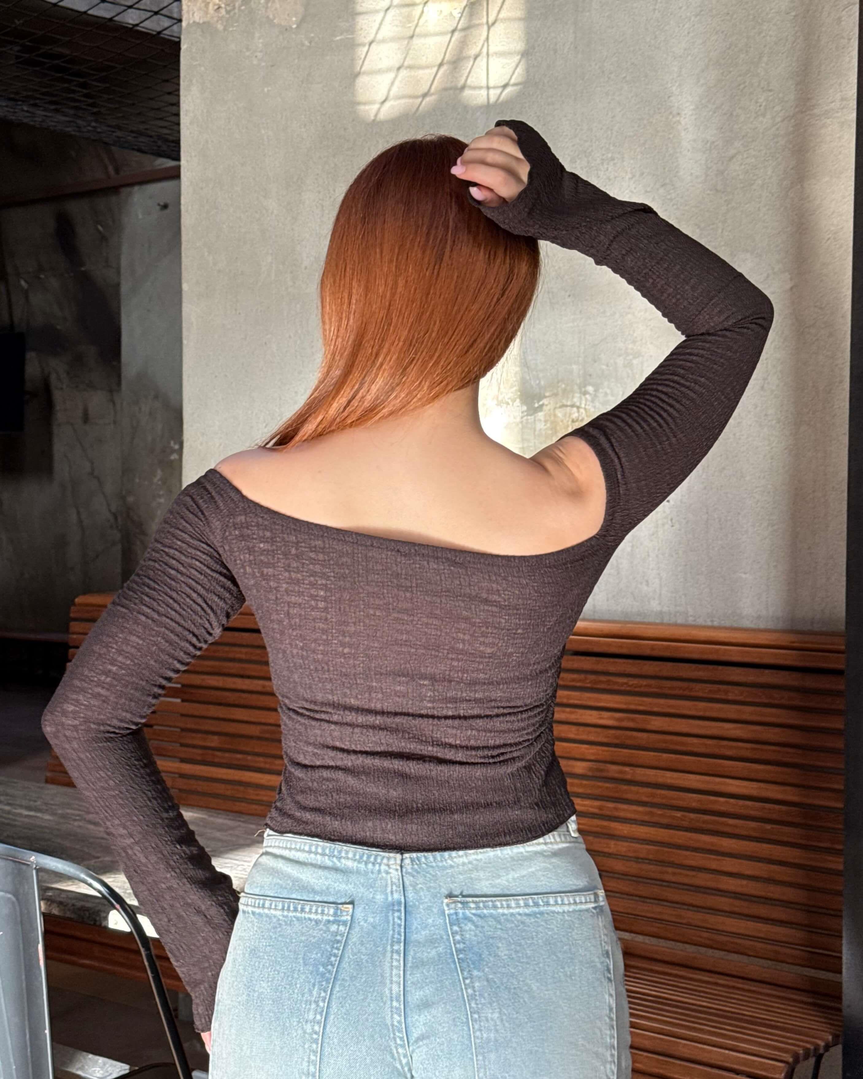 BRODİE BROWN ÖNDEN BÜZGÜLÜ KAYIK YAKA CROP