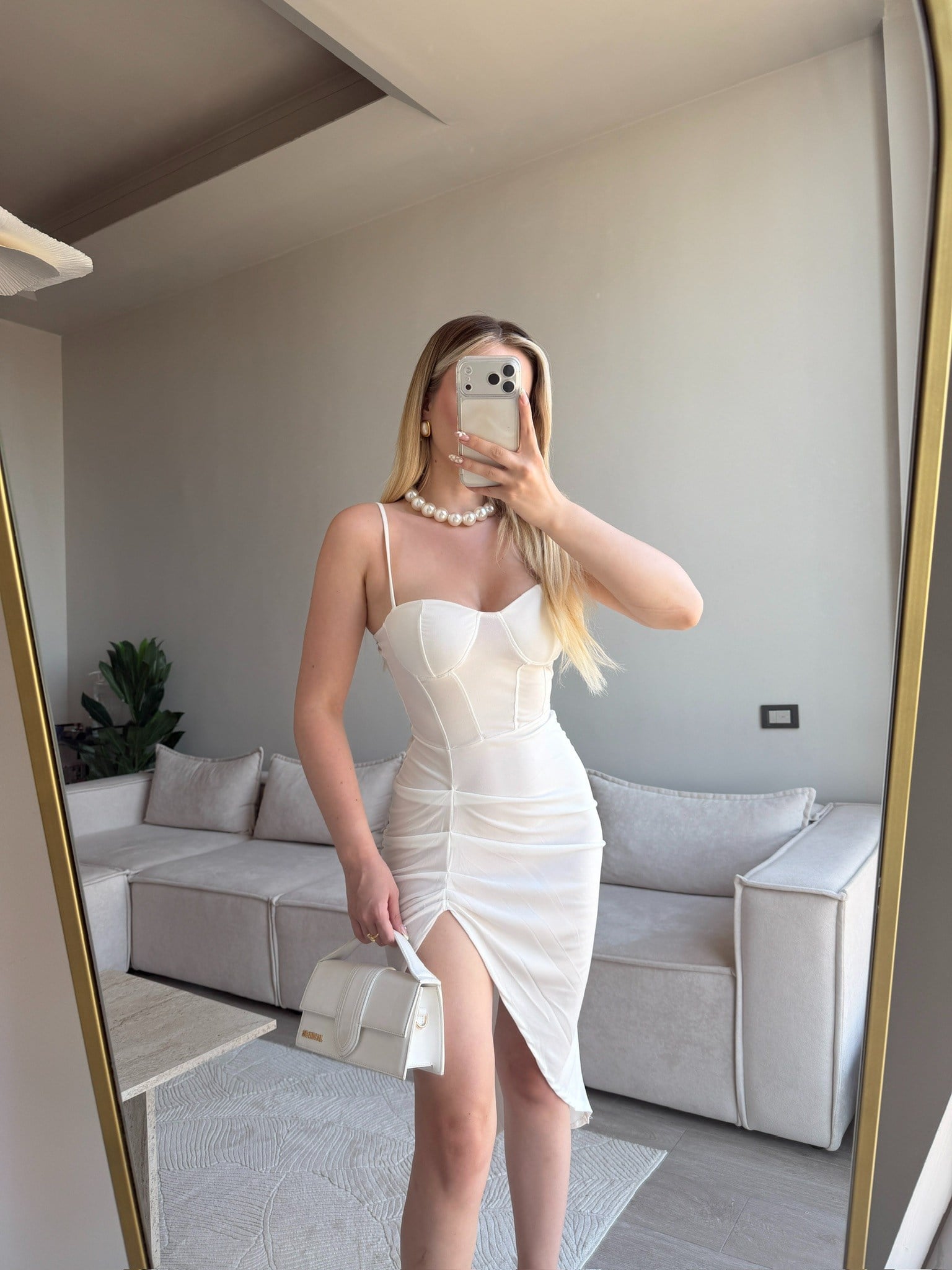 VİOLETTA BÜZGÜLÜ YIRTMAÇ DETAY ELBİSE BEYAZ