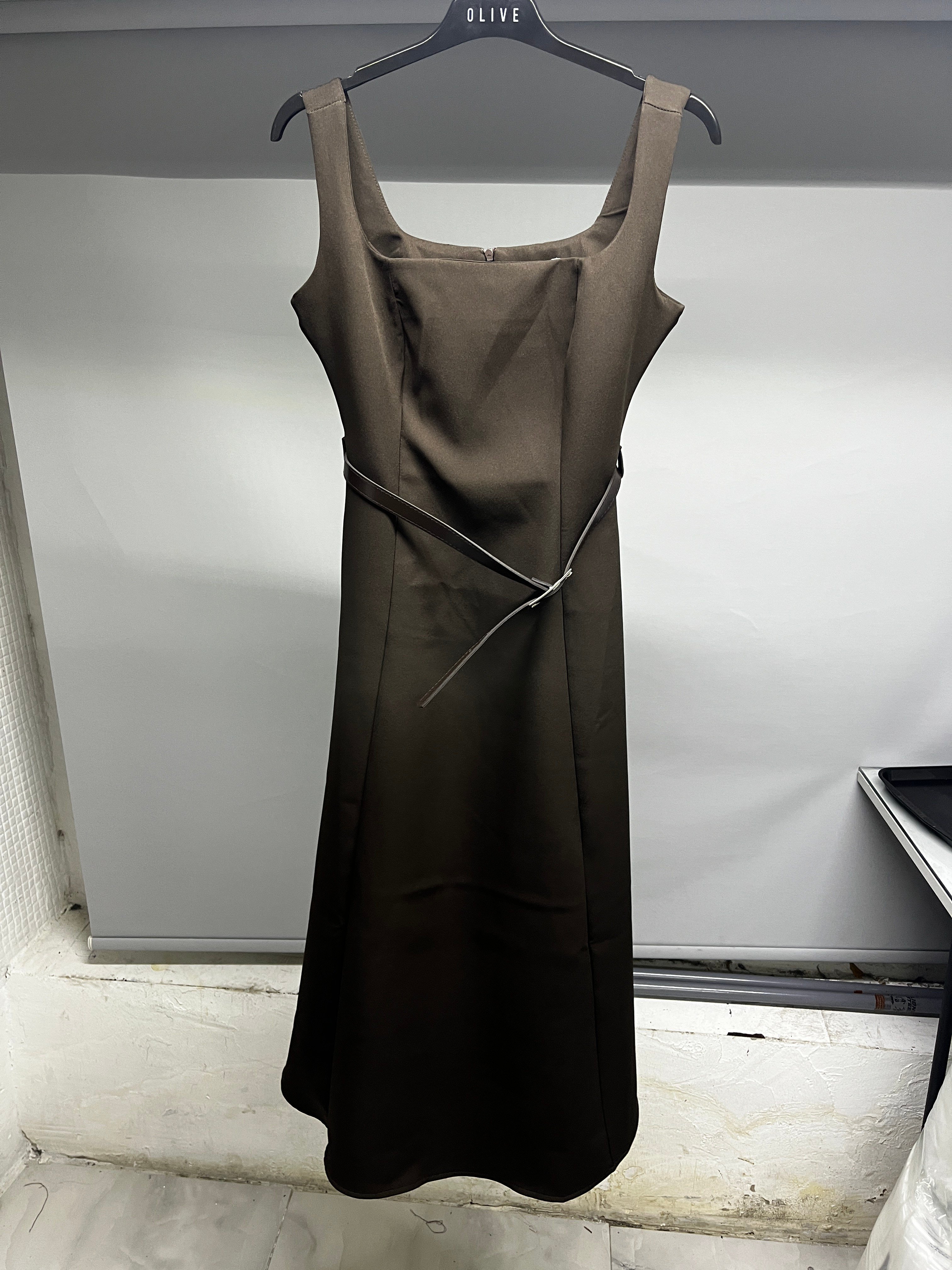 OLIVE-1021 KARE YAKA KEMER ELBİSE KAHVE