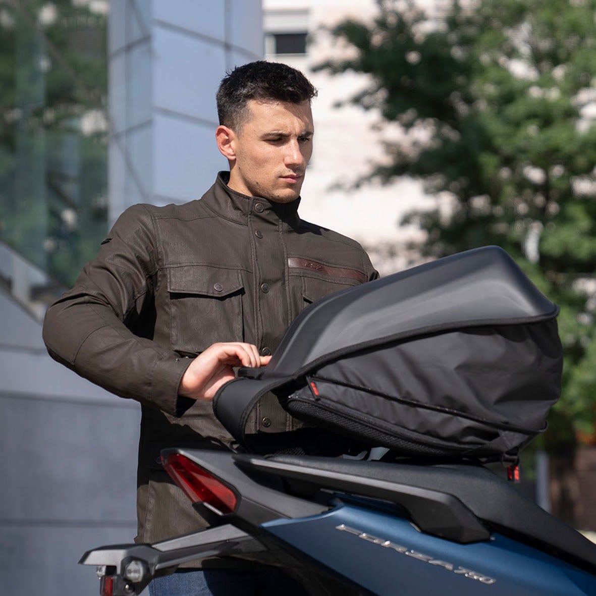 LS2 Shield 25L Genişletilebilir Kask Hazneli Sırt ÇantasıLs2 Shield 25L Genişletilebilir Kask Hazneli Sırt Çantası