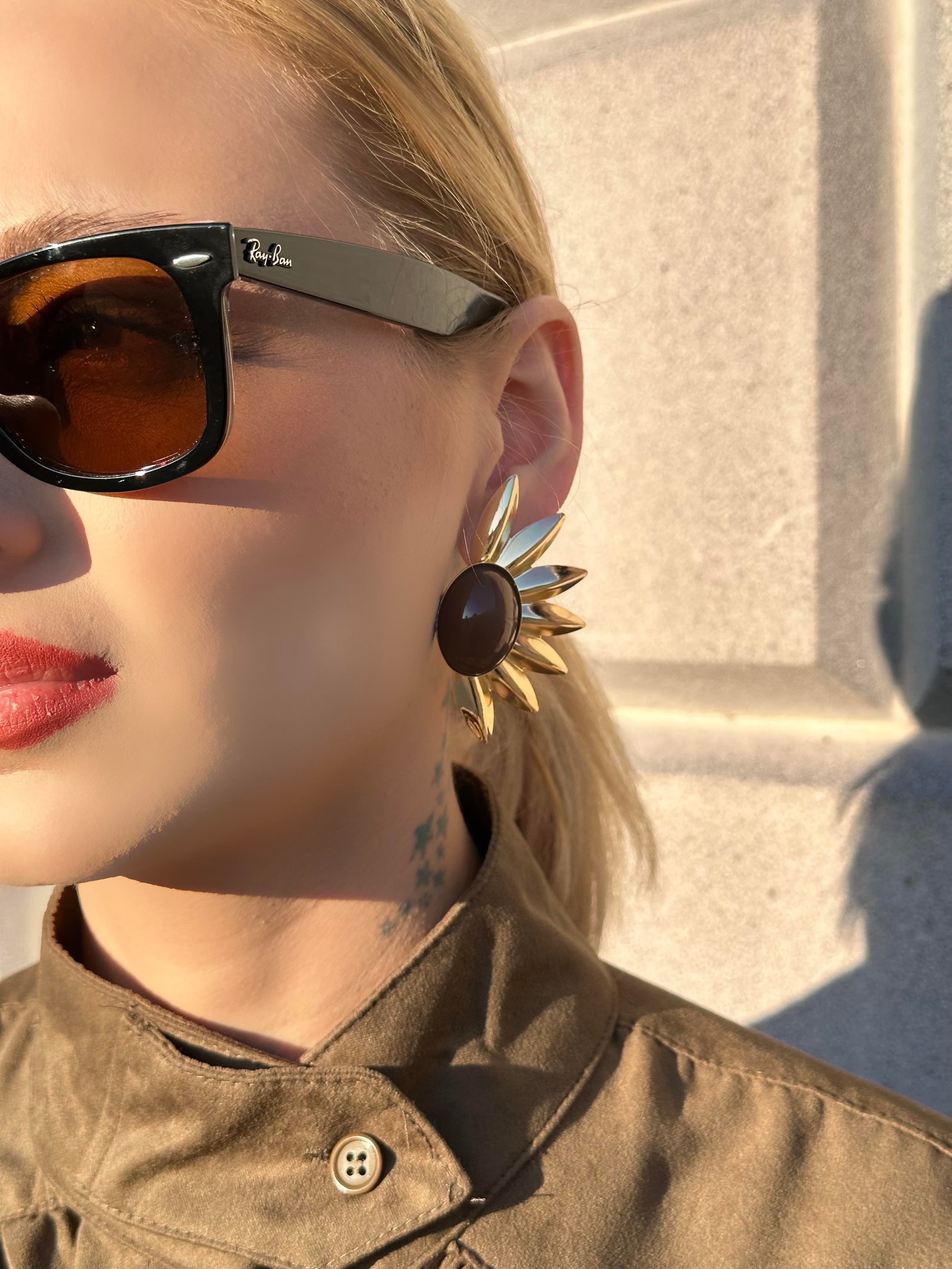 Marka model kahve taşlı gold küpe