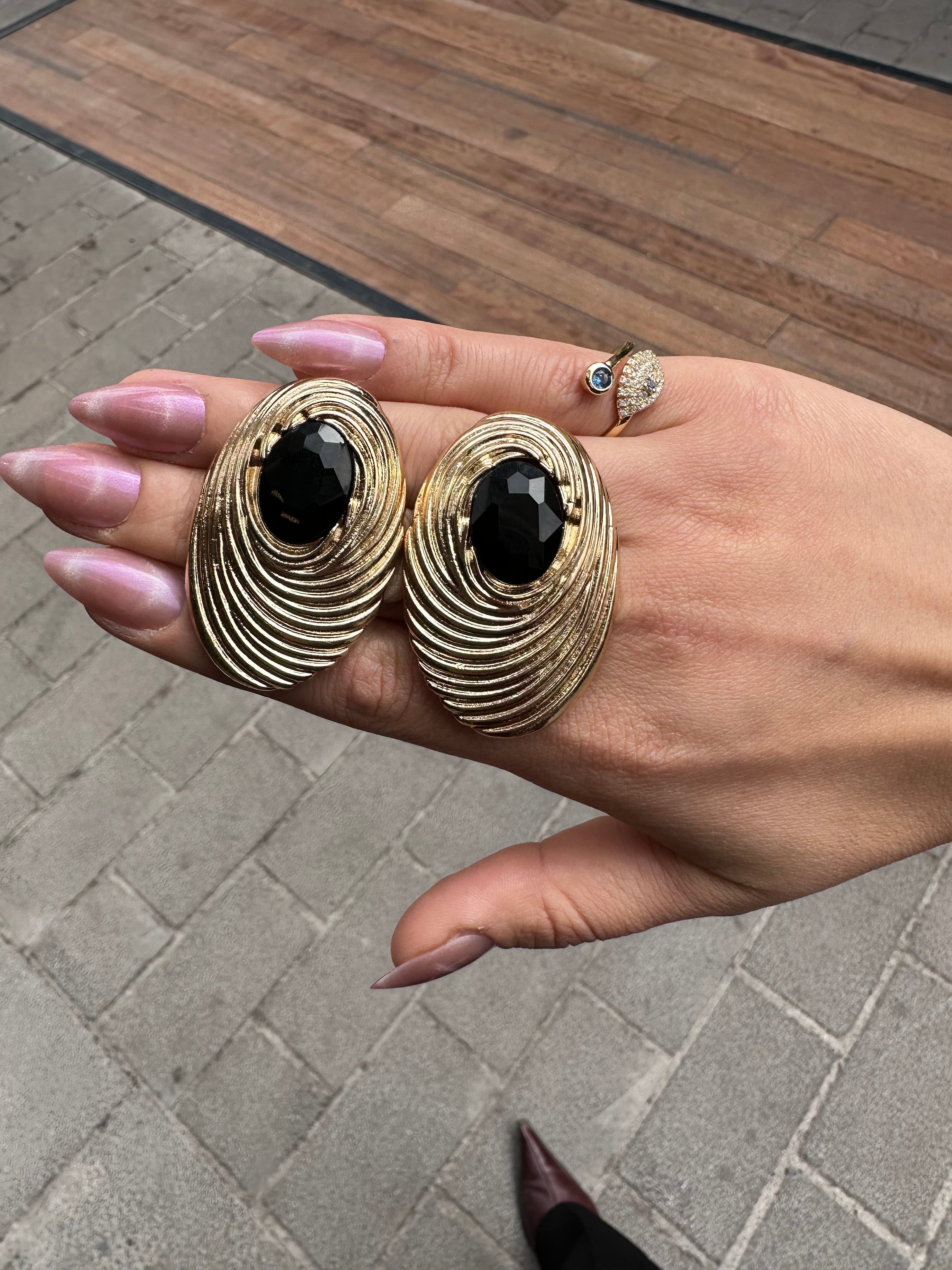 Marka model siyah taş detaylı küpe