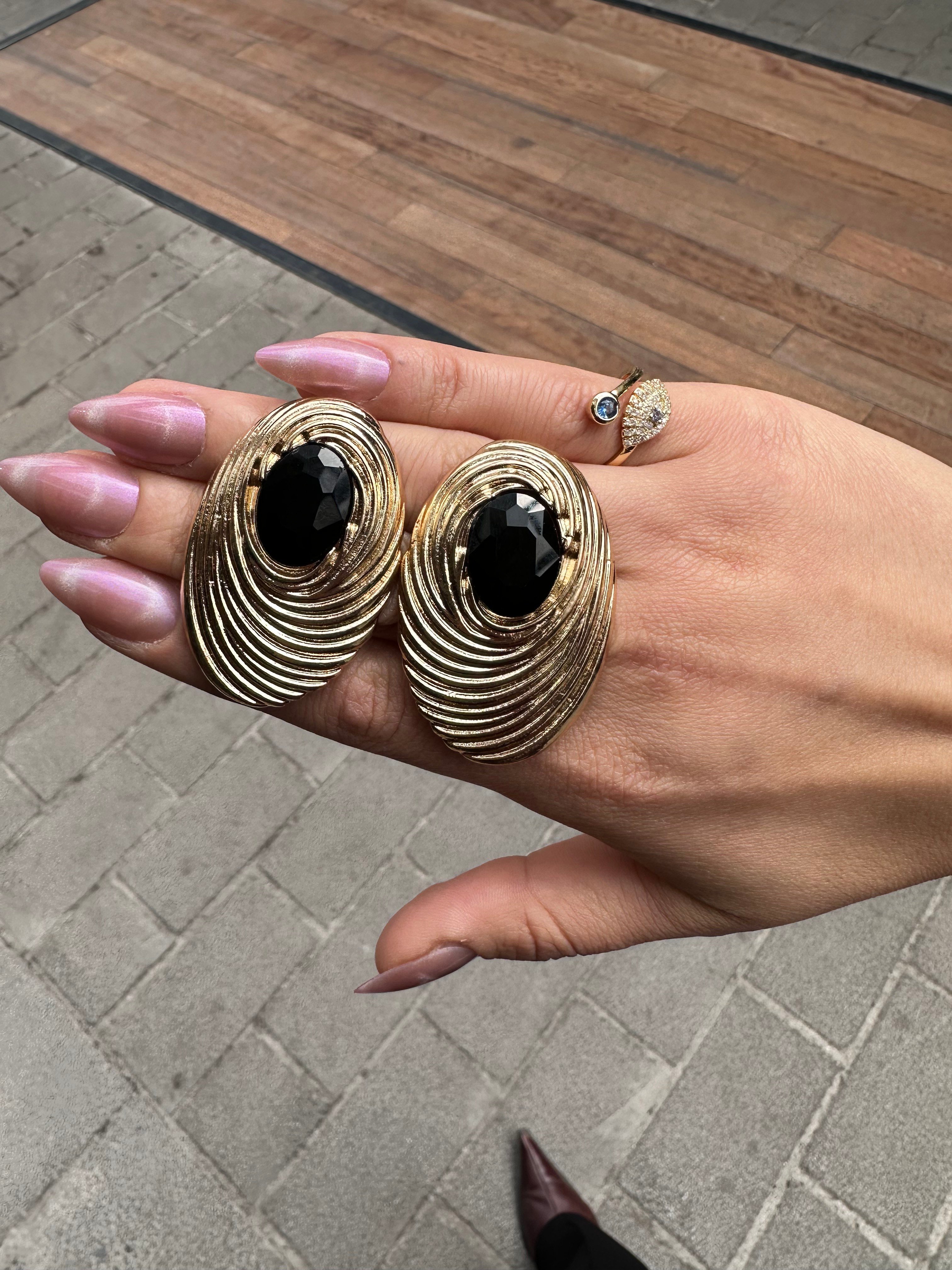 Marka model siyah taş detaylı küpe