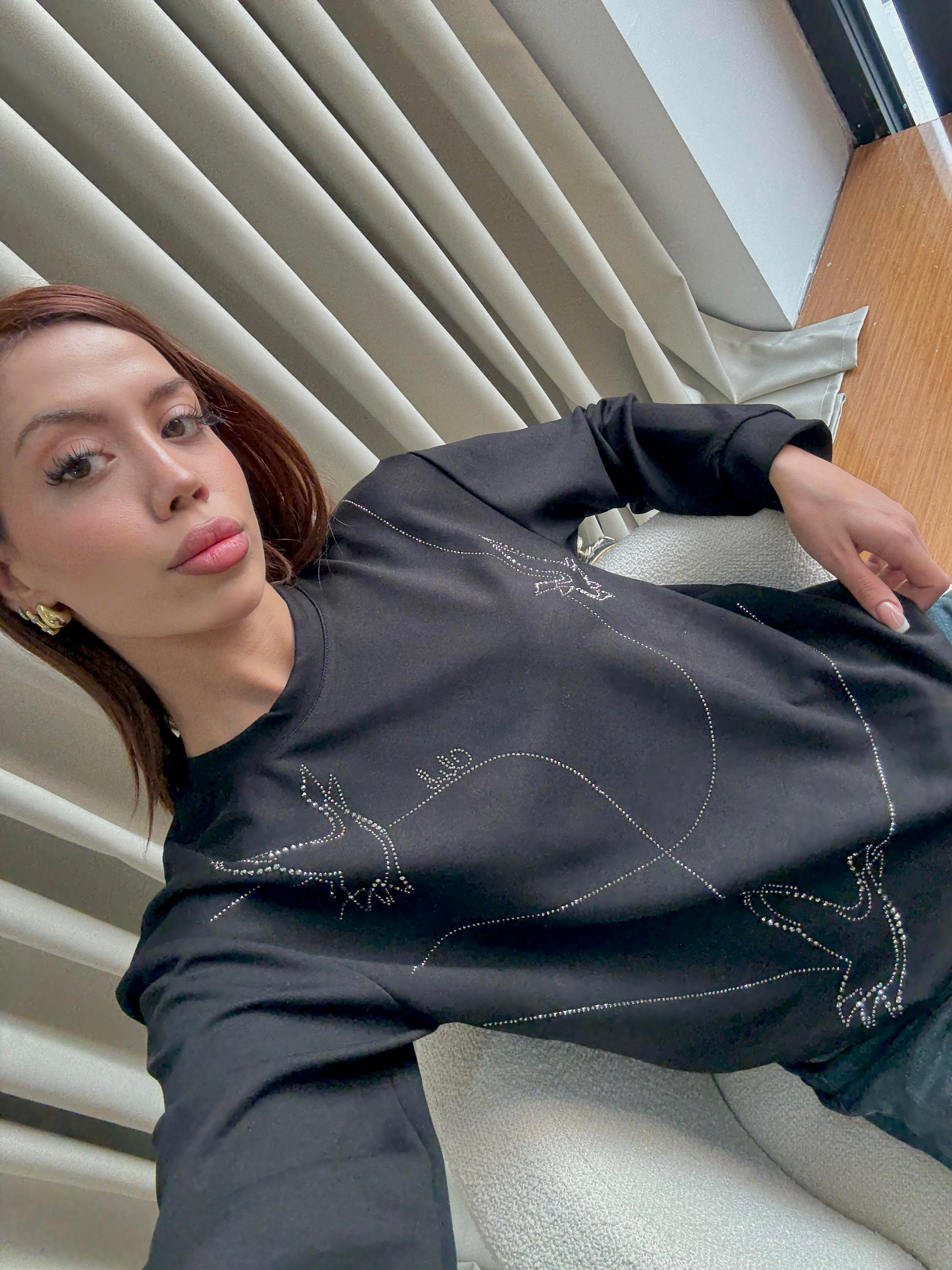 İhraç Fazlası Taş İşlemeli Siyah Sweatshirt
