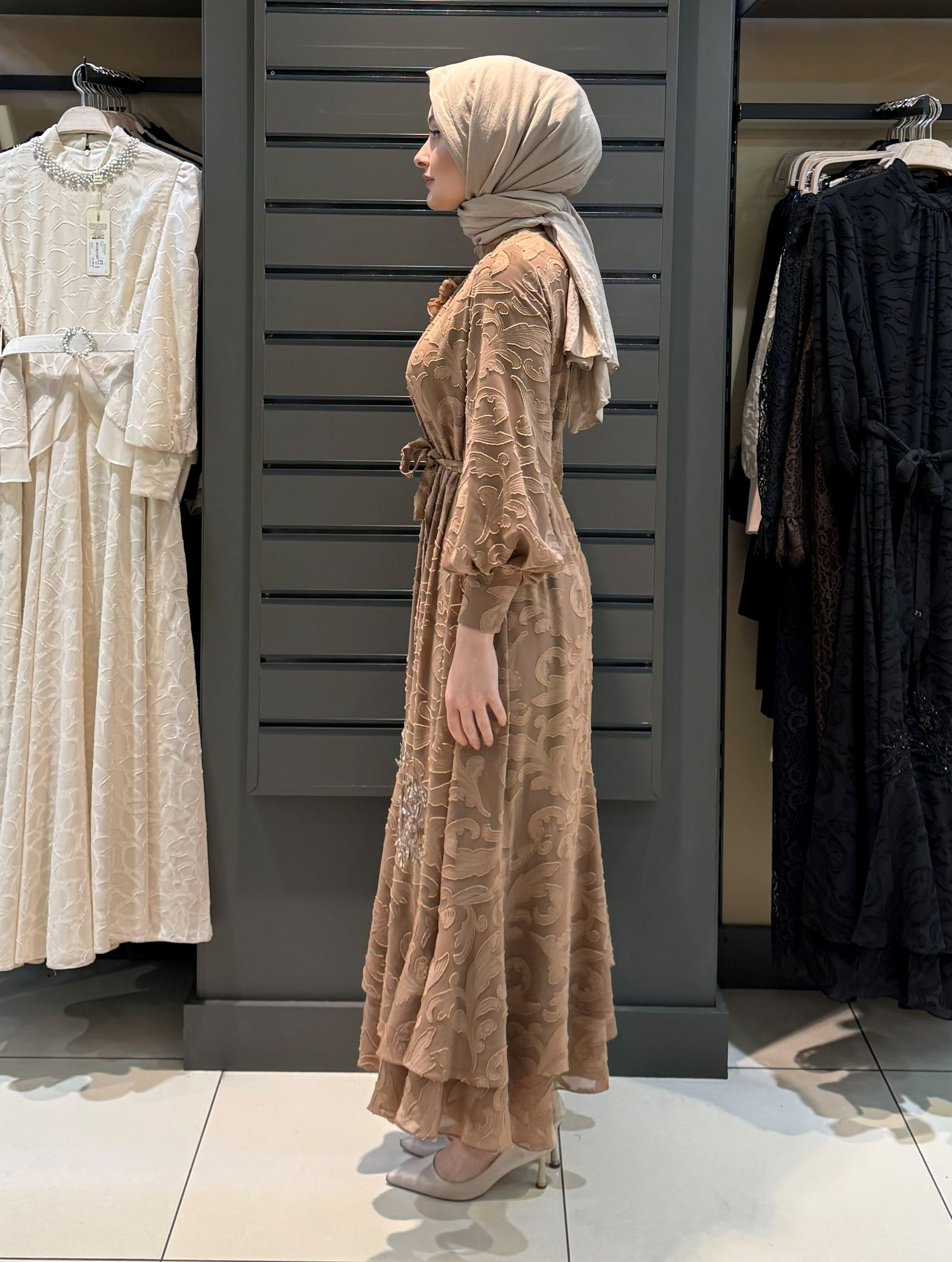 ÇİÇEK DETAY ELBİSE CAMEL