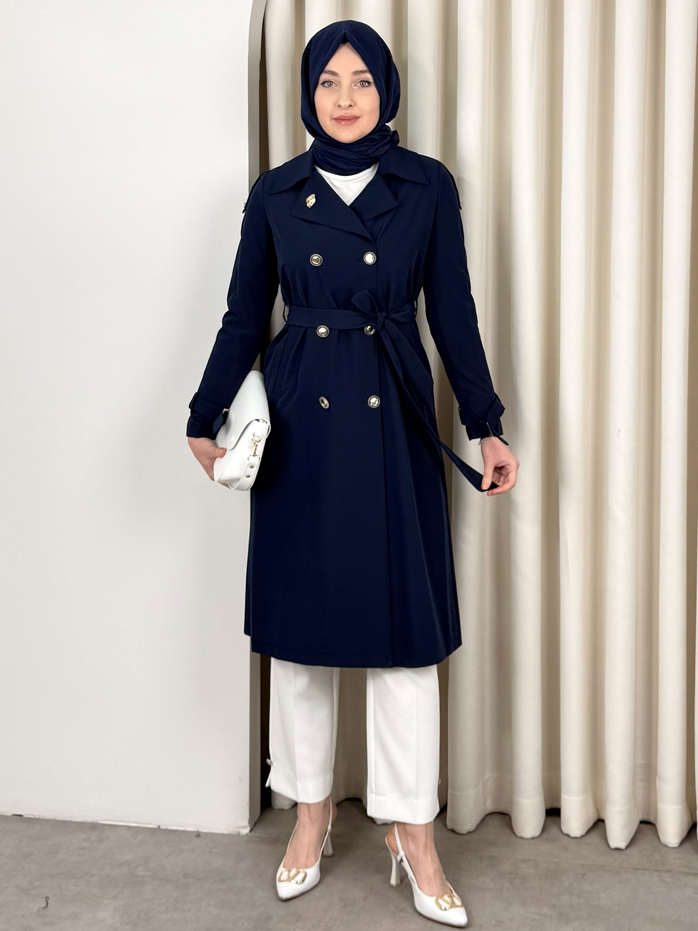ESİLA TRENCH LACİ
