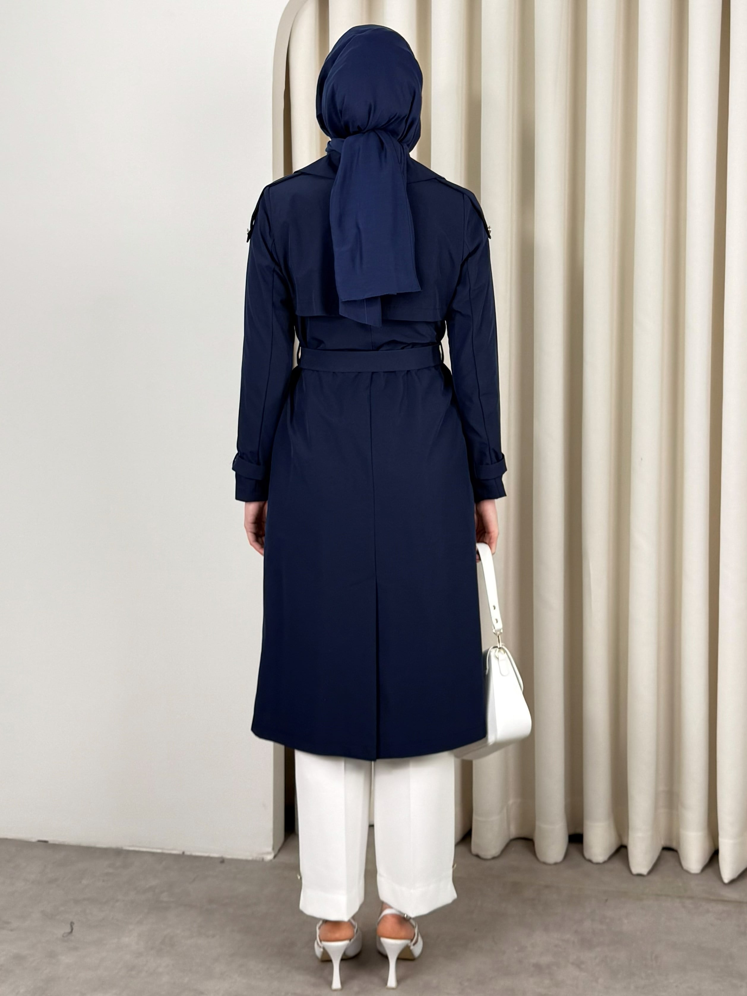 ESİLA TRENCH LACİ