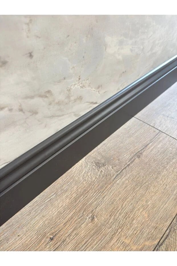 SÜPÜRGELİK L100 10 CM PVC ANTRASİT (2,44 METRE)