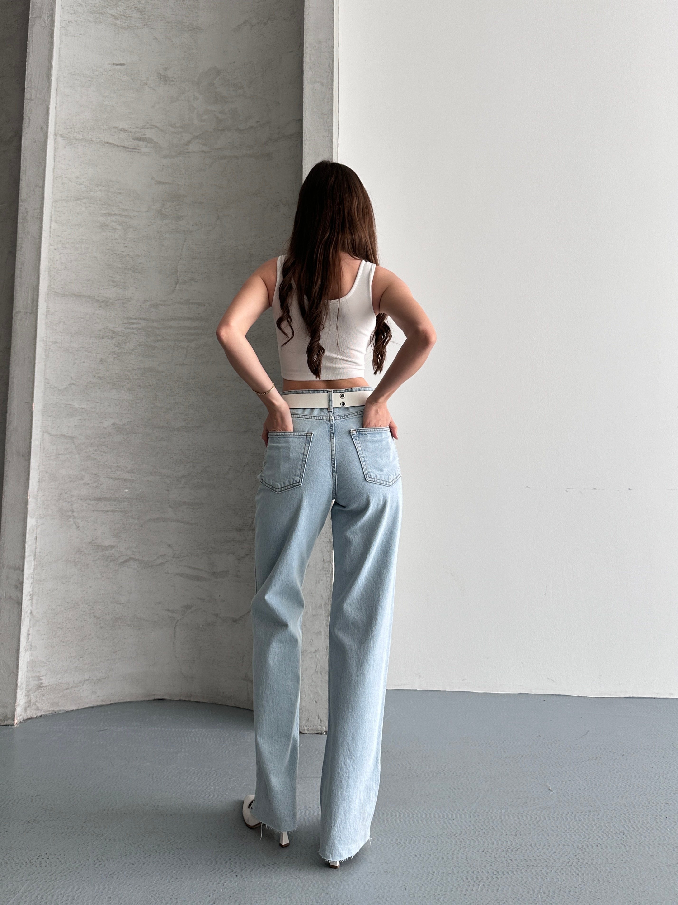 Paça Kesik Detaylı Jean