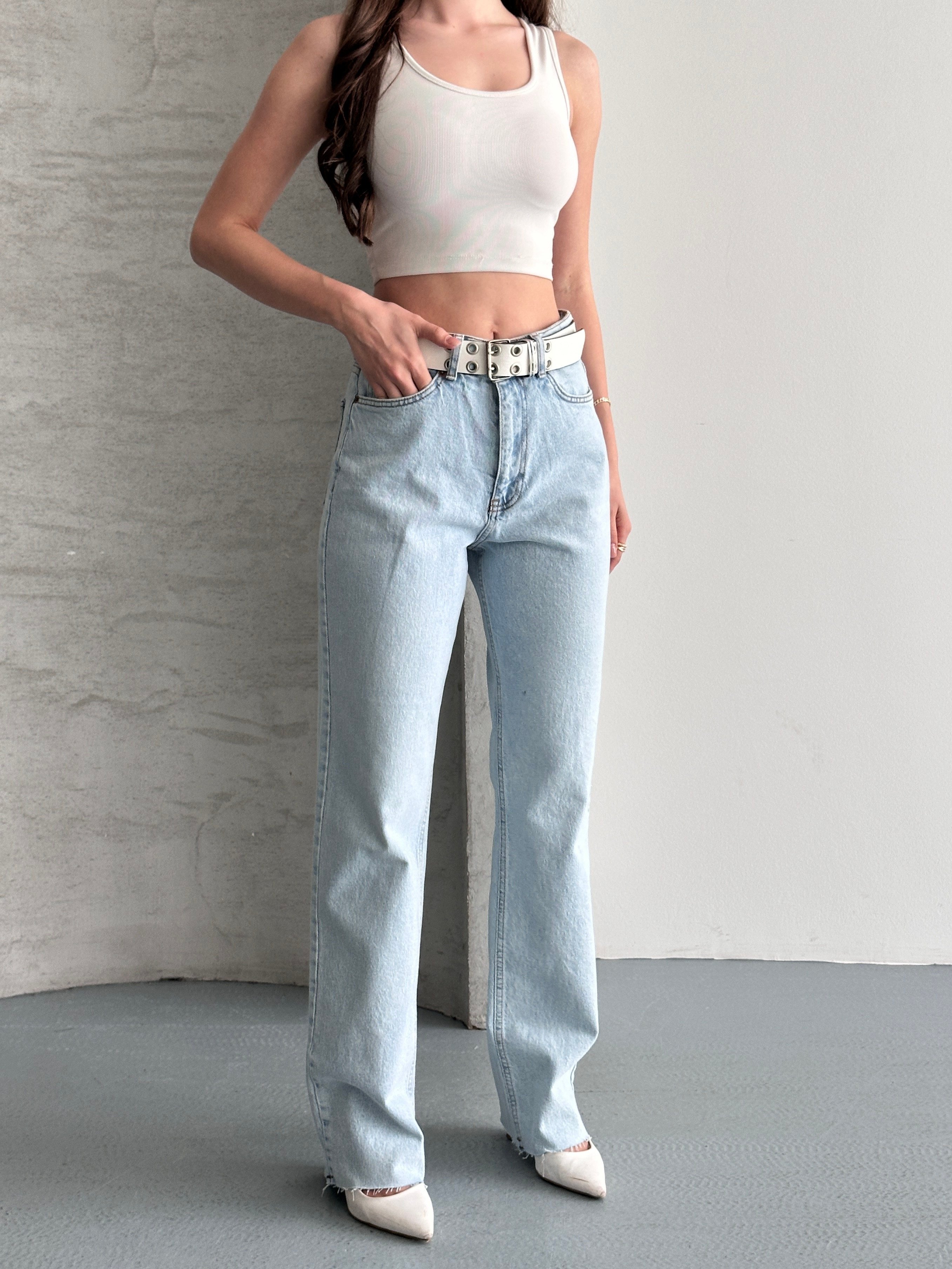 Paça Kesik Detaylı Jean
