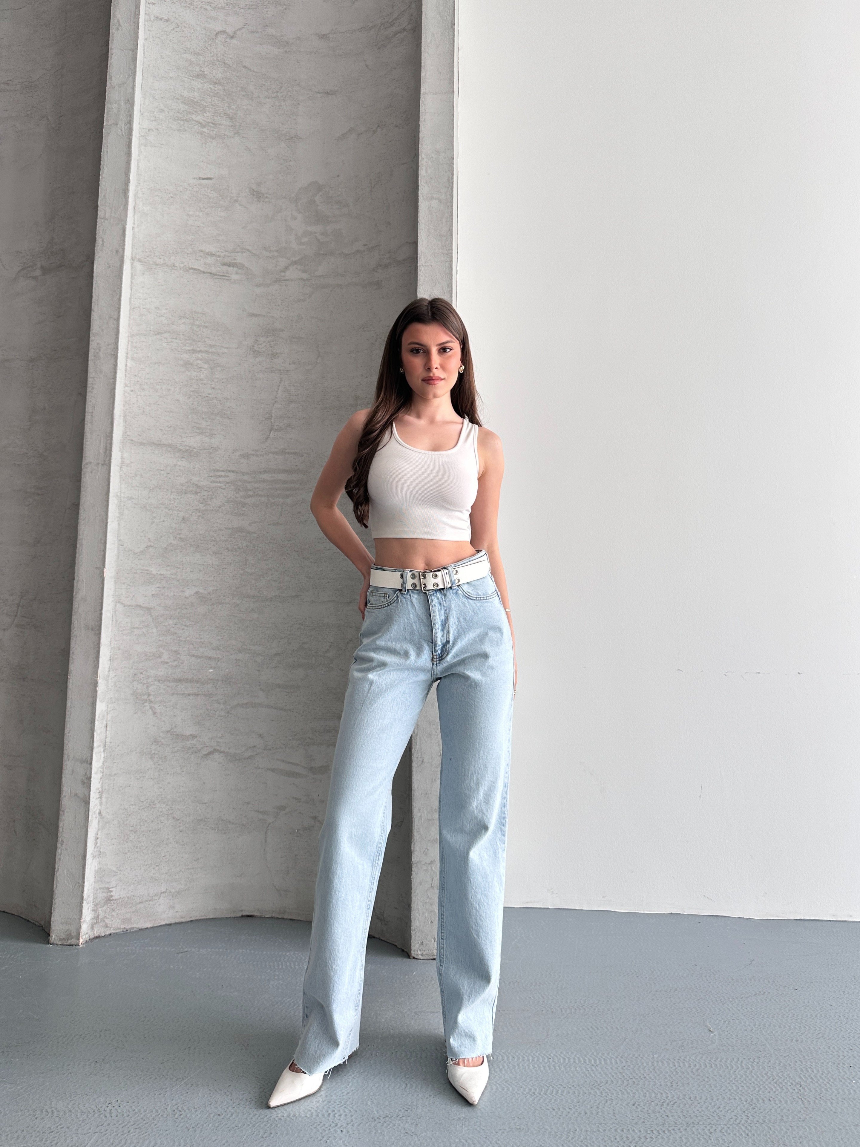 Paça Kesik Detaylı Jean