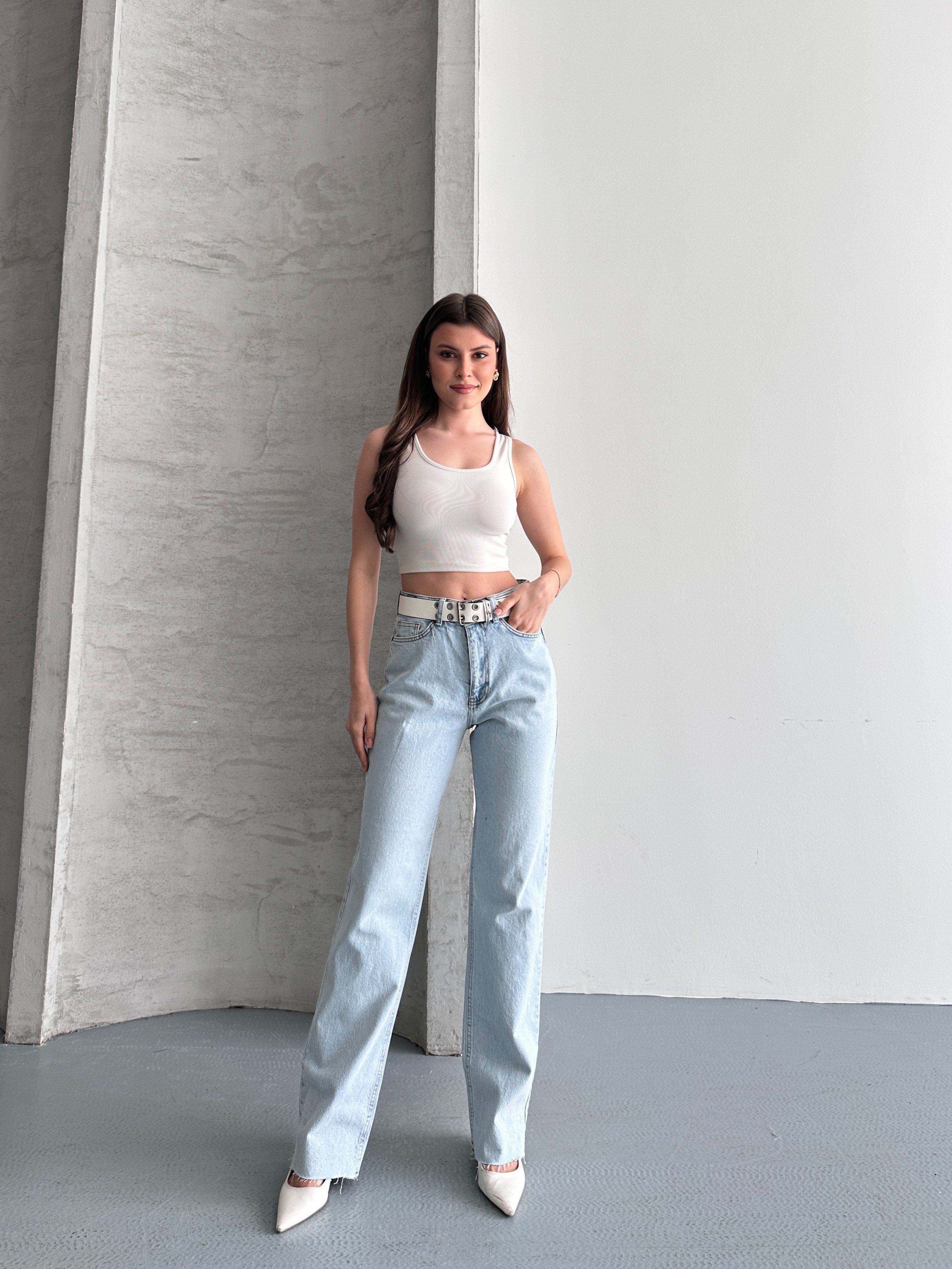 Paça Kesik Detaylı Jean