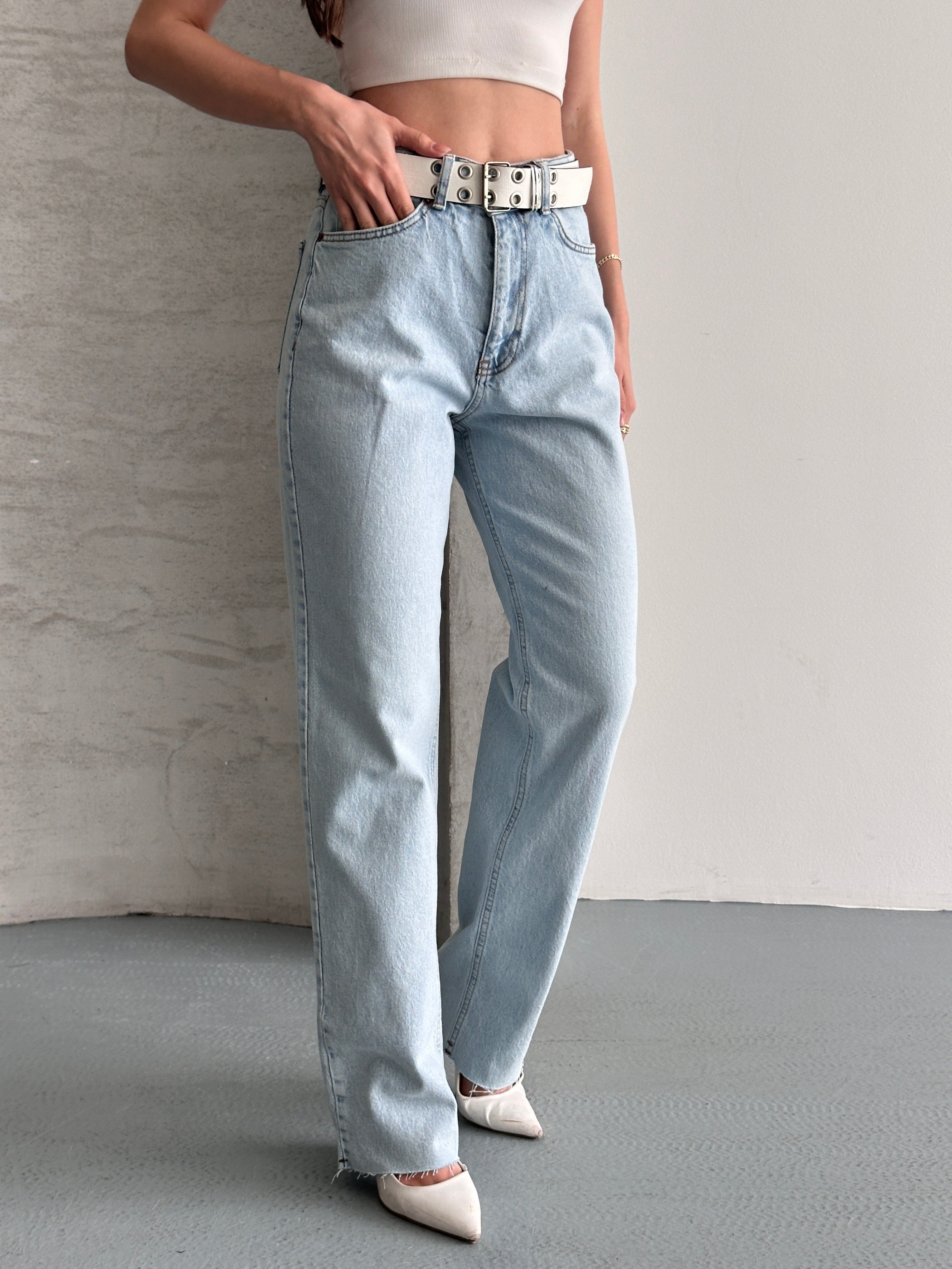 Paça Kesik Detaylı Jean