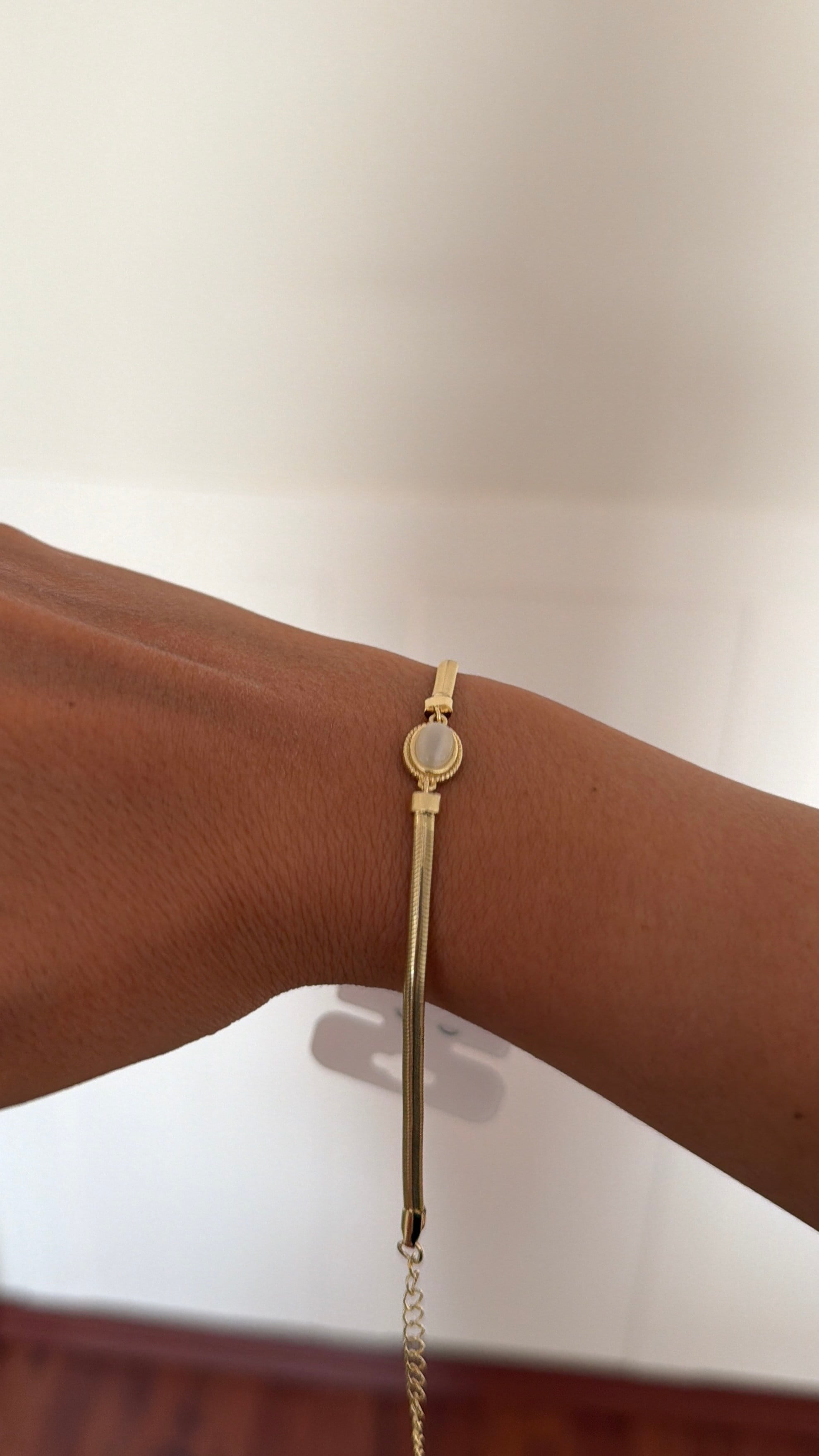 14K gold renk altın. kaplama,modası geçmeyen zincir ve ortası sedef beyaz taşlı bileklik