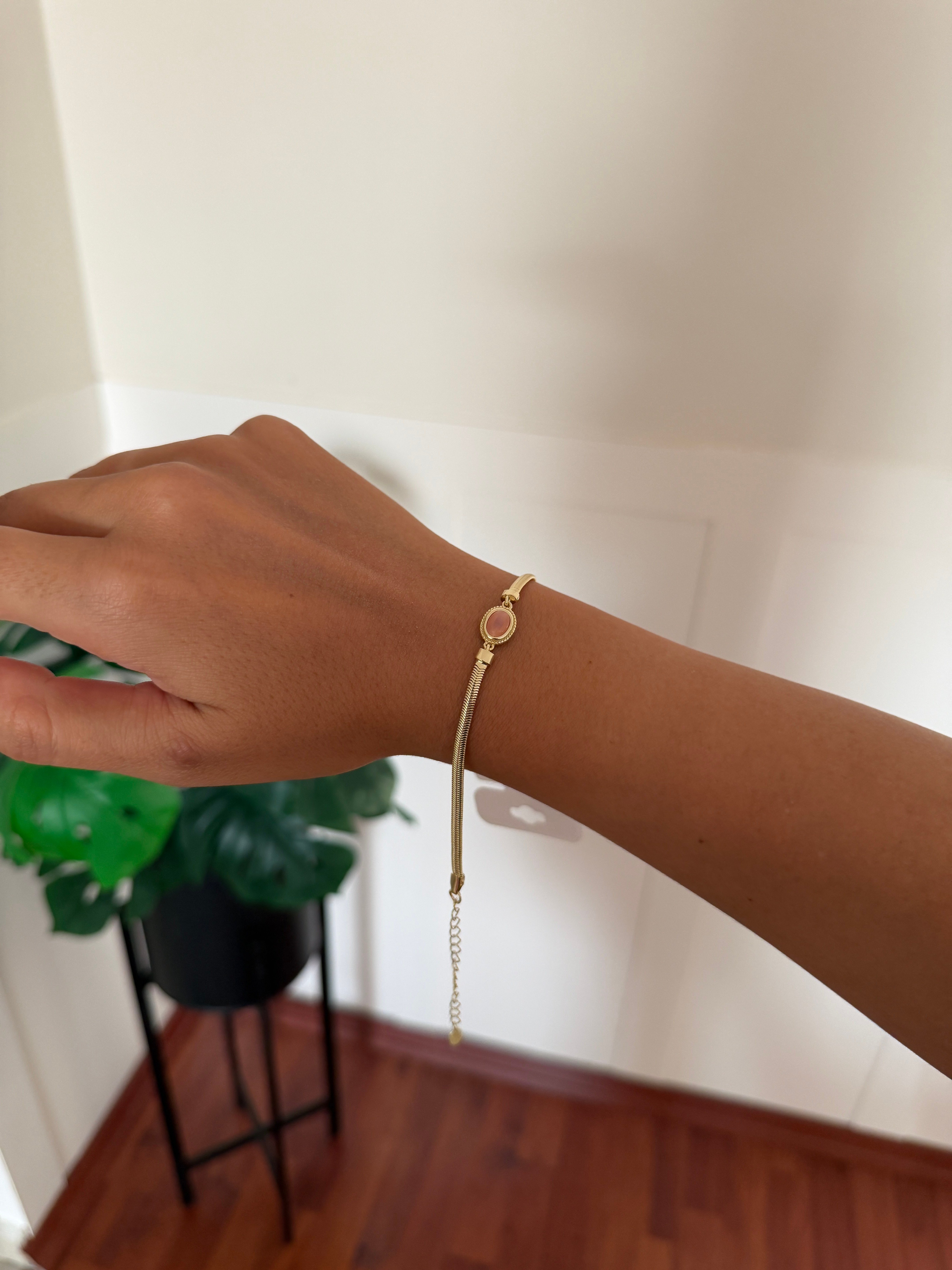 14K gold renk altın. kaplama,modası geçmeyen zincir ve ortası sedef pembe taşlı bileklik