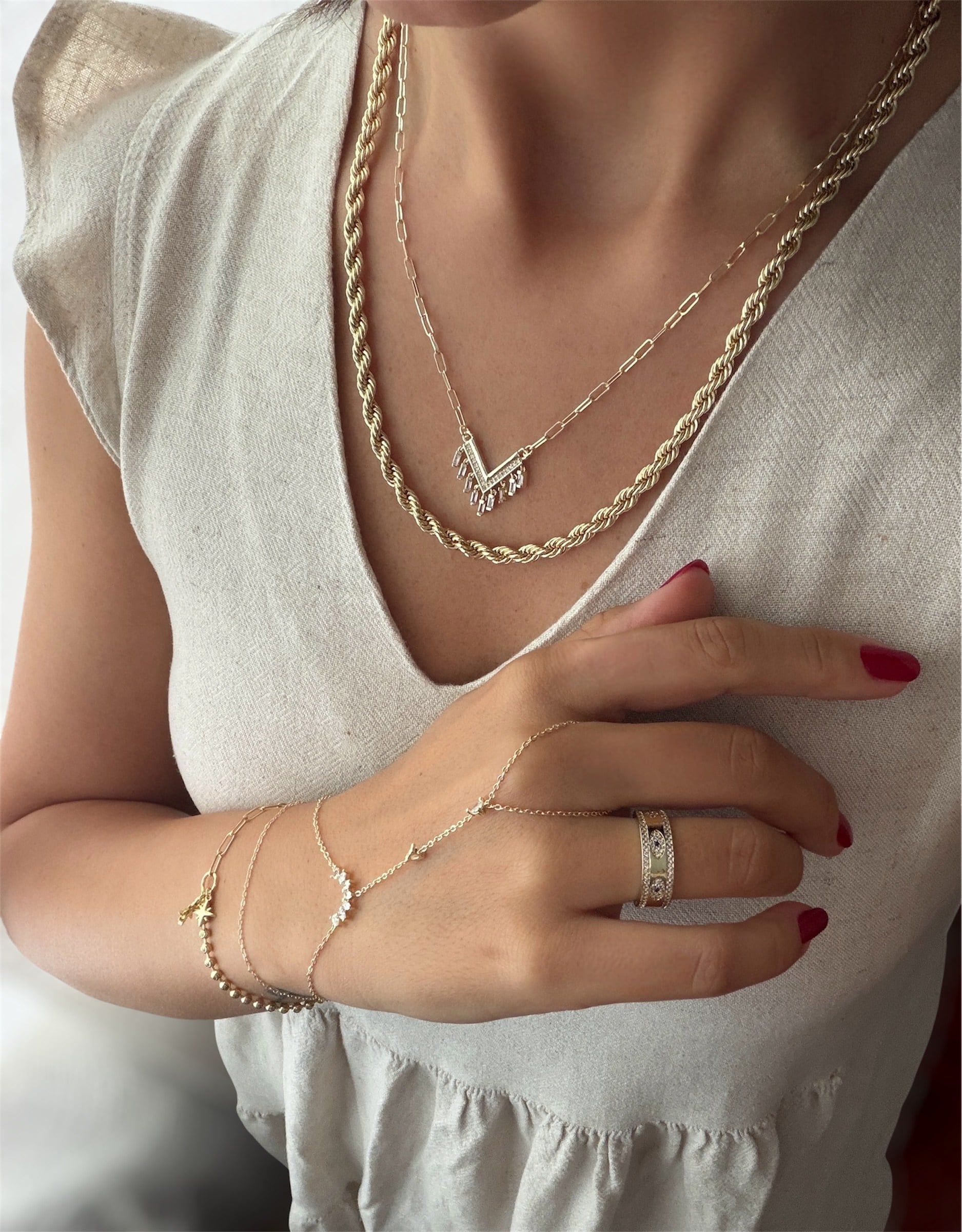 14K gold renk altın kaplama kalın burgu zincir ve zirkon taşlı tasarım sallantılı V kolye seti